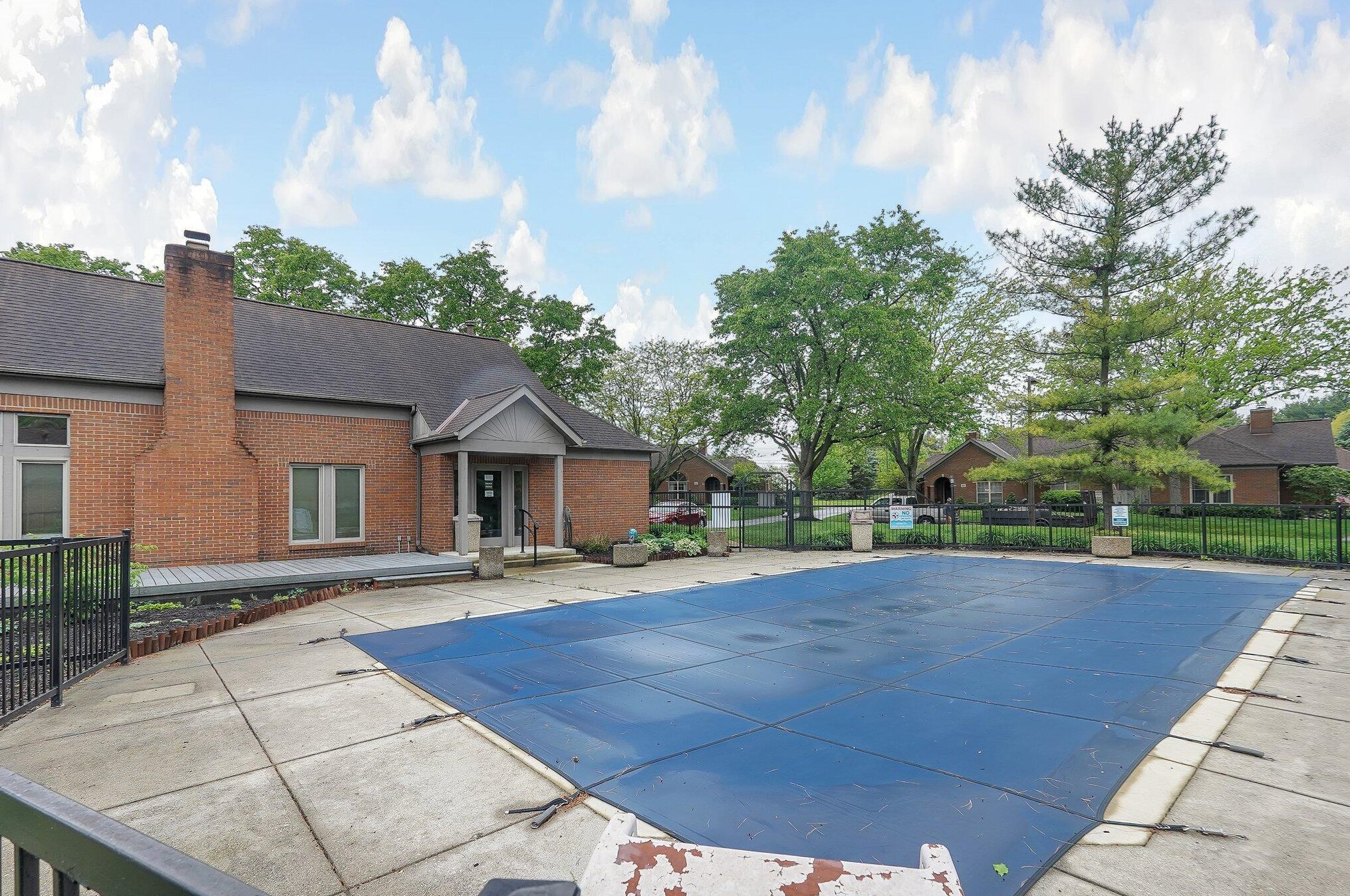 5827 Locbury Ln, Dublin OH  43016-3276 exterior