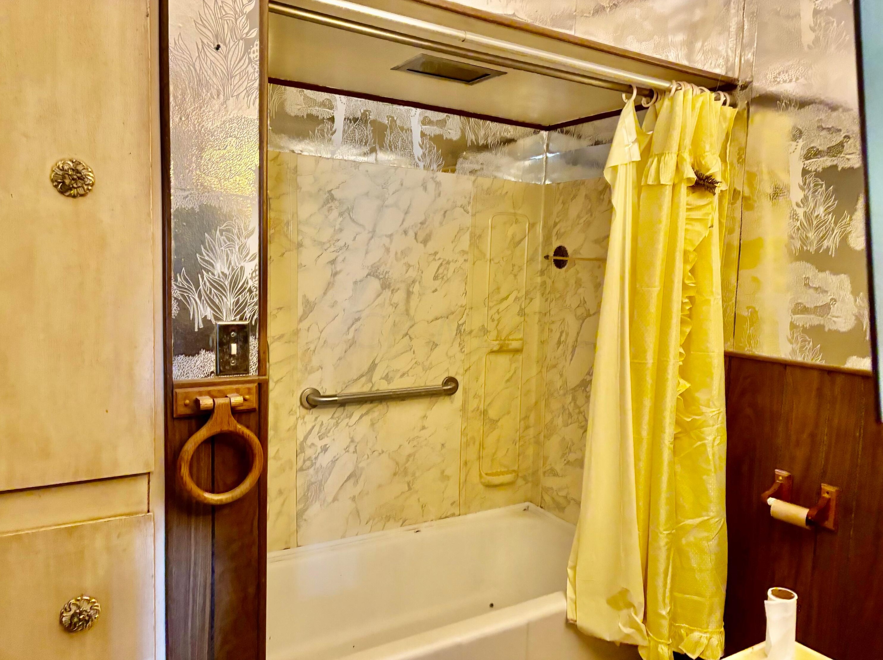 450 Maple Dr, Columbus OH 43228-1113 exterior