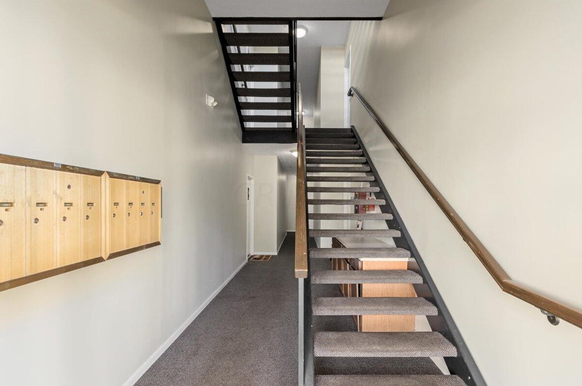 6823 Meadow Creek Dr, Columbus OH  43235-7915 exterior