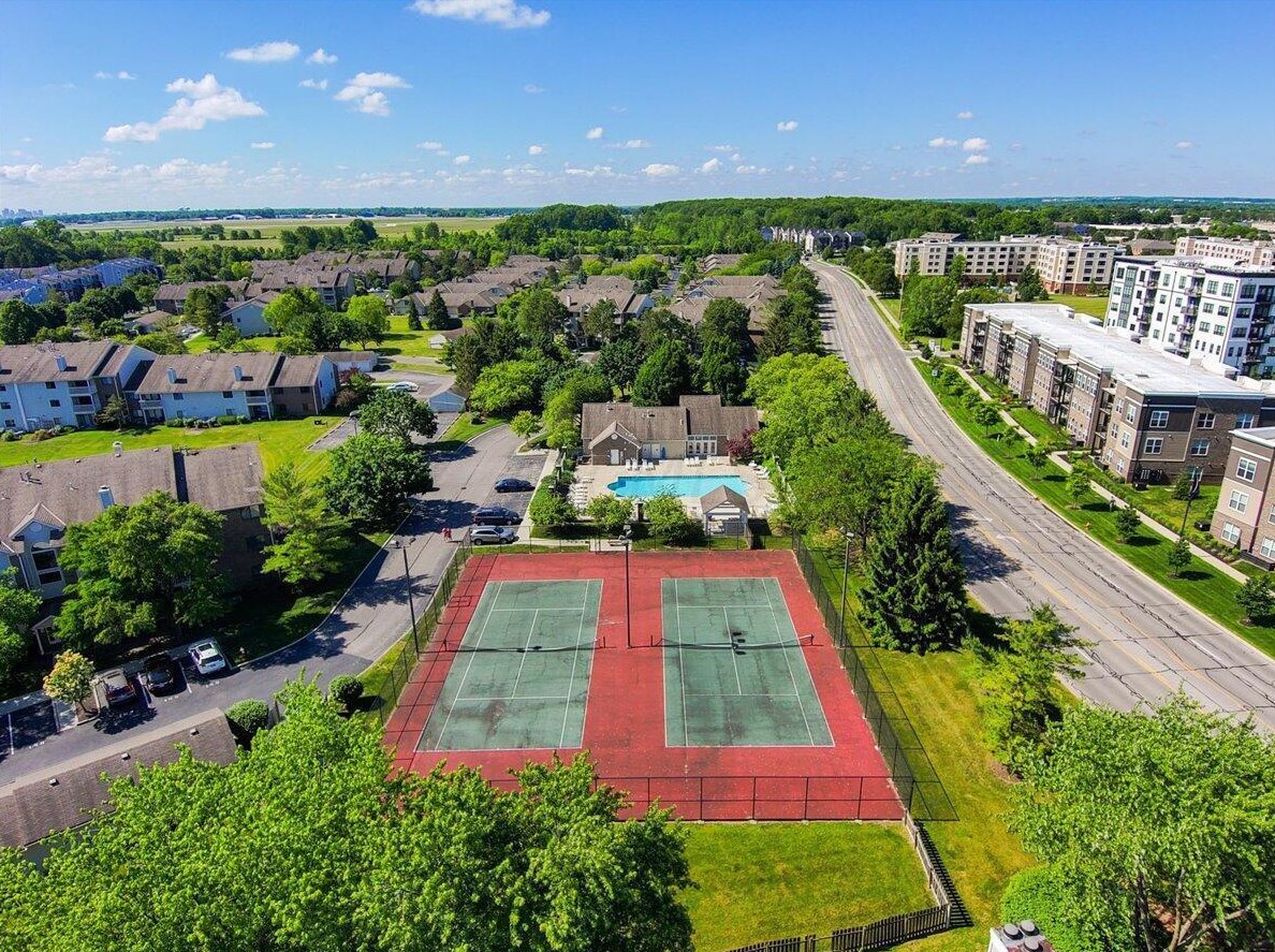 6755 Meadow Creek Dr, Columbus OH 43235-7920 exterior