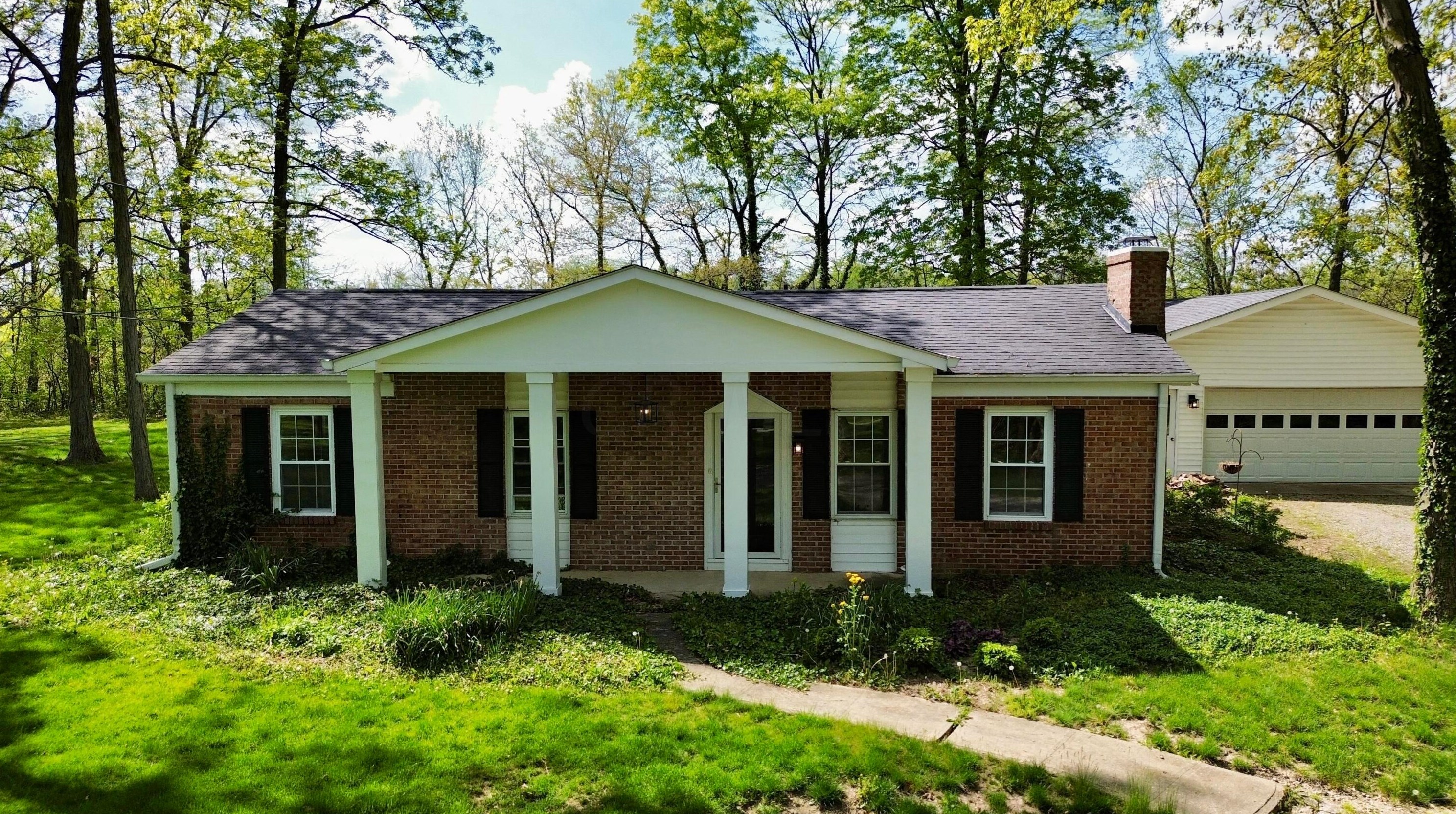 2430 Cherokee Dr, London, OH 43140