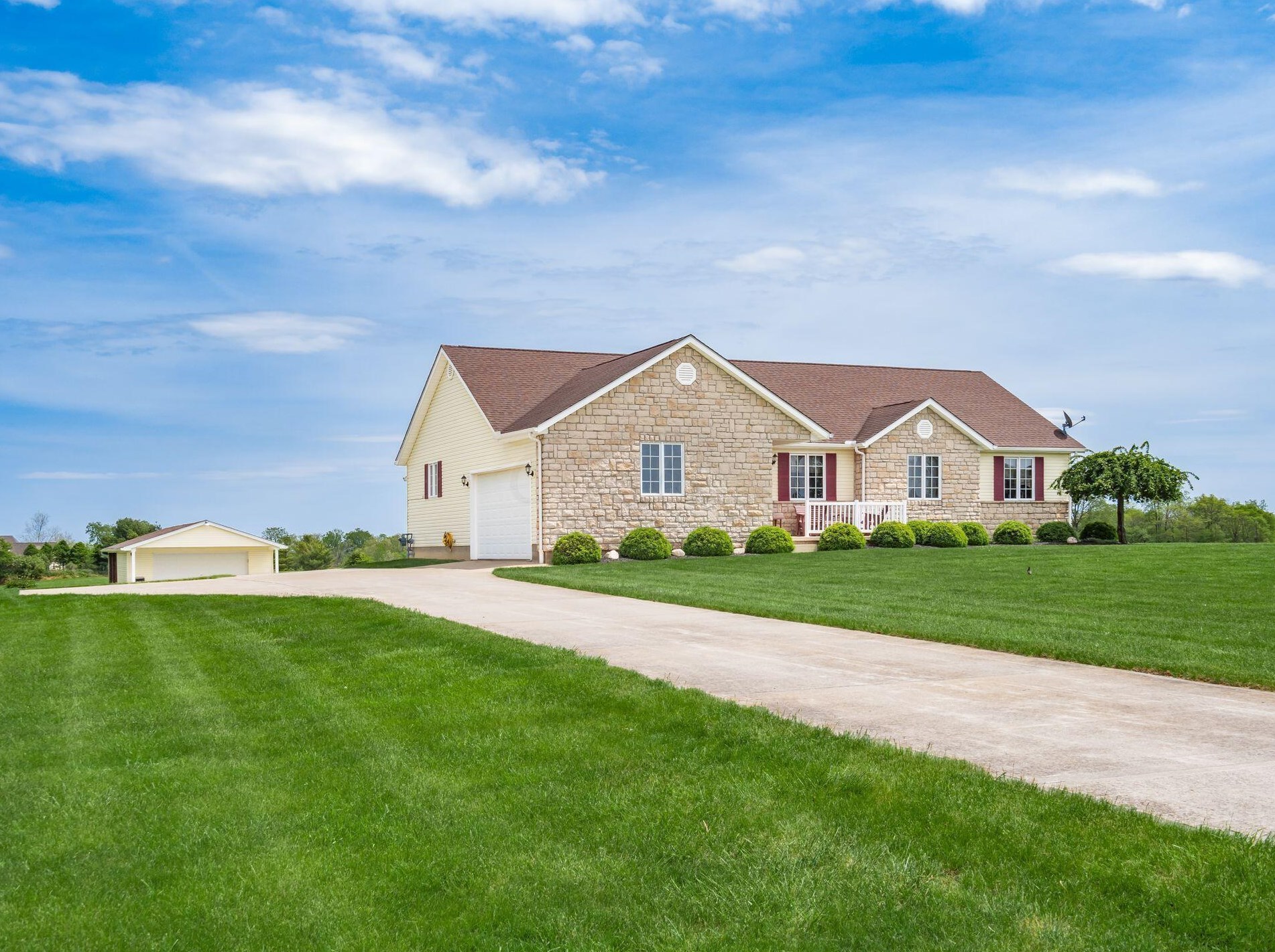 12540 Walker Rd, Ashville, OH 43103-9637
