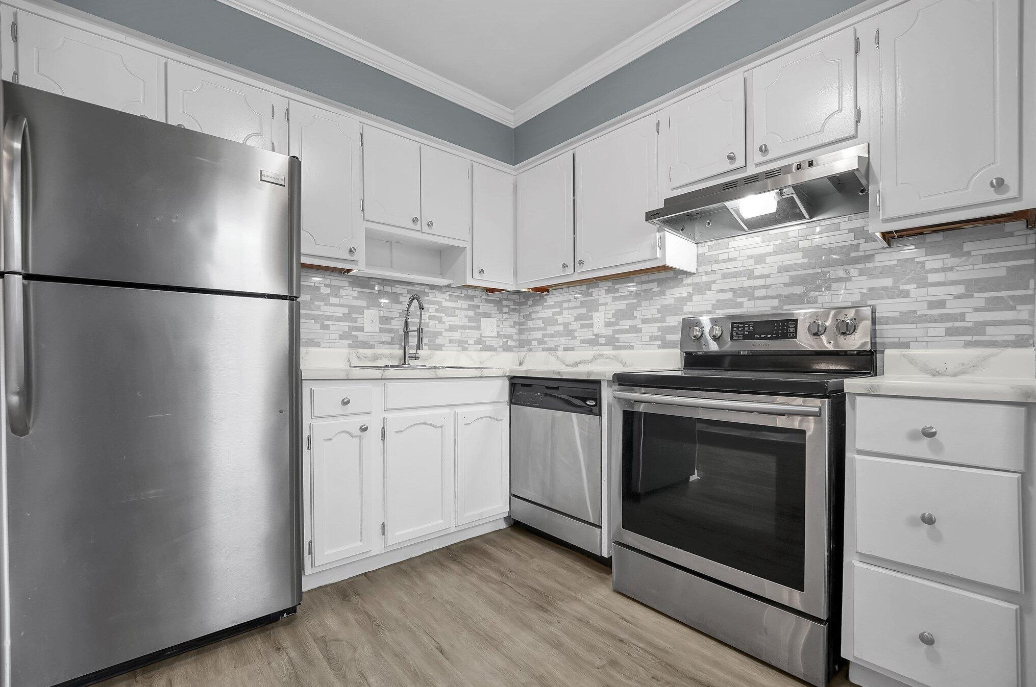 2452 Hardesty Dr, Columbus, OH 43204-5812