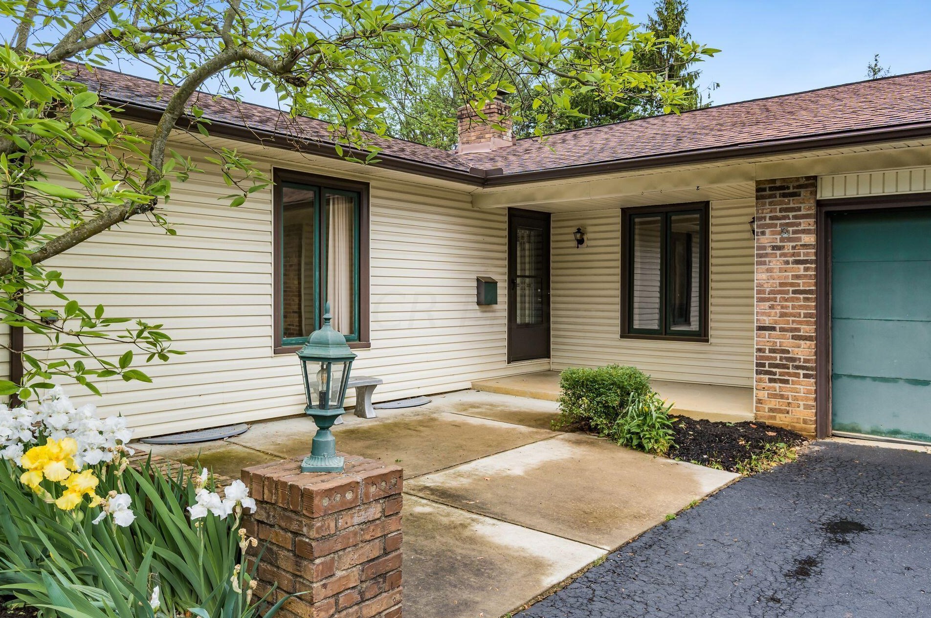 256 Greenglade Ave, Sharon Township, OH 43085