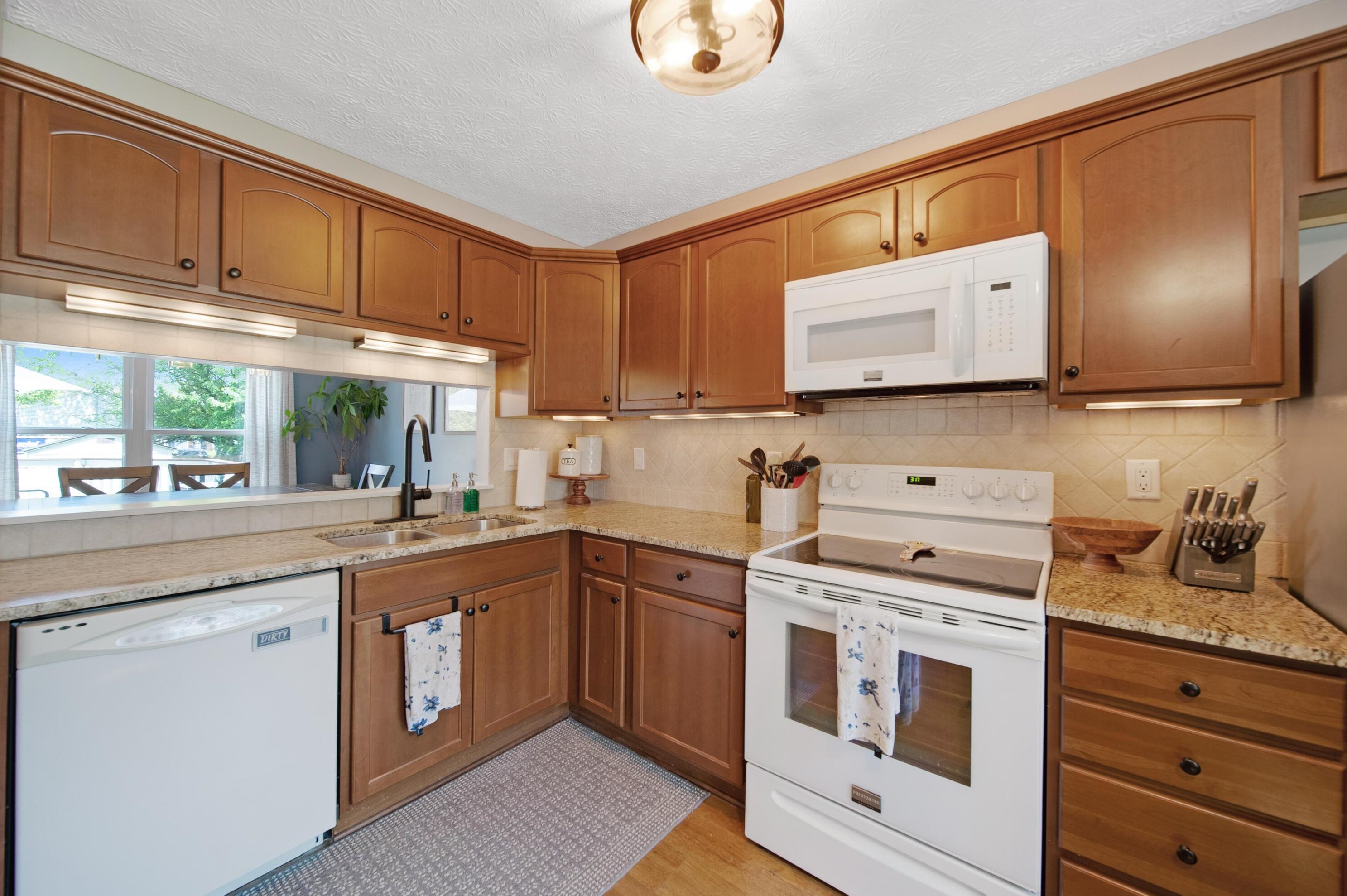 5931 Buechler Bnd, Columbus OH  43228-8803 exterior