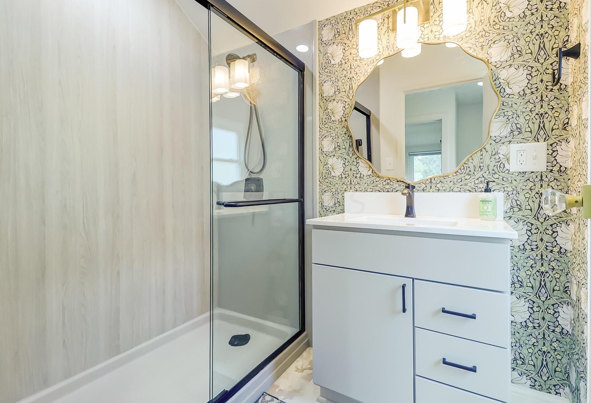 330 Guernsey Ave, Columbus OH 43204-2528 exterior