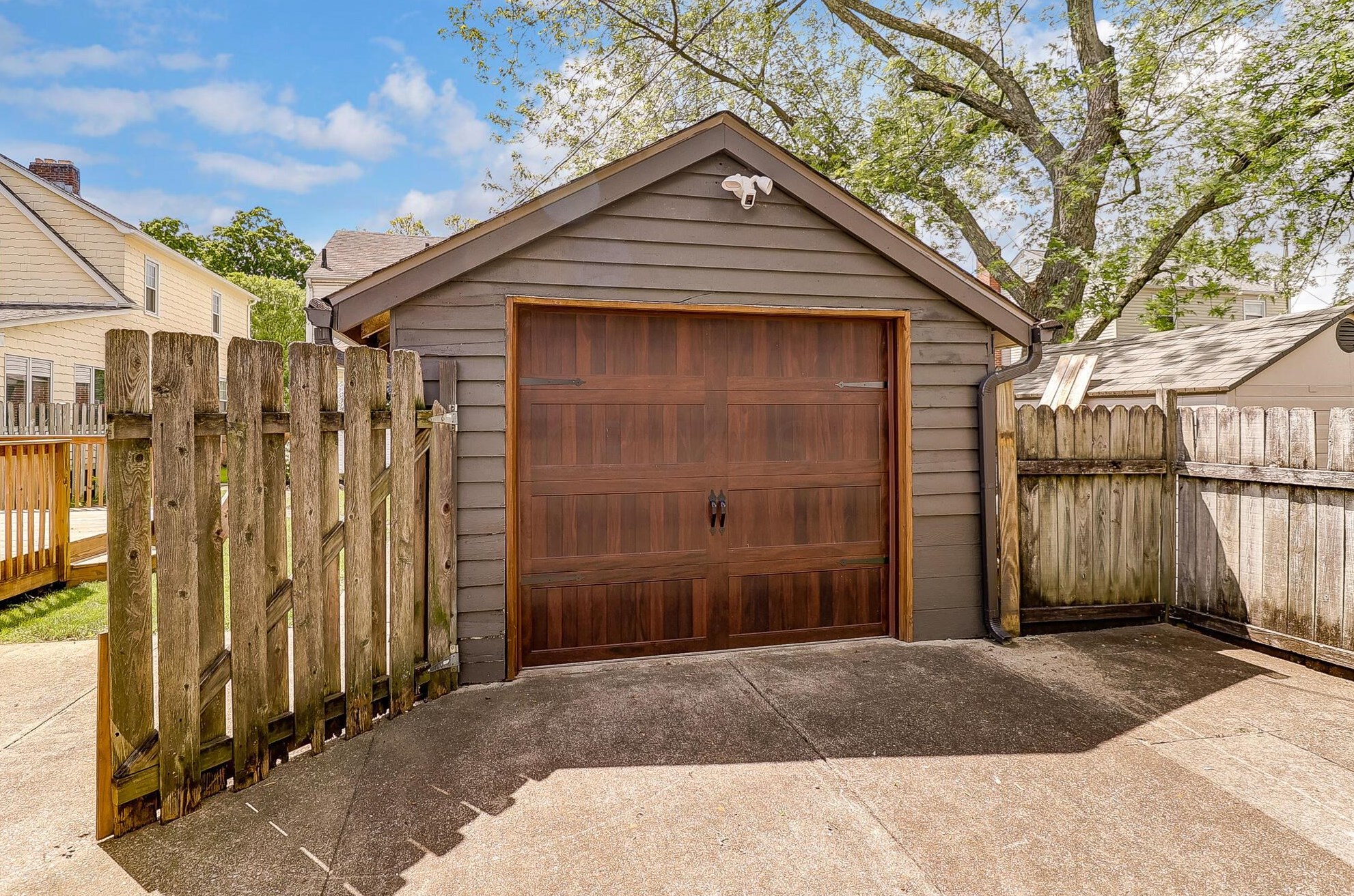 330 Guernsey Ave, Columbus OH 43204-2528 exterior