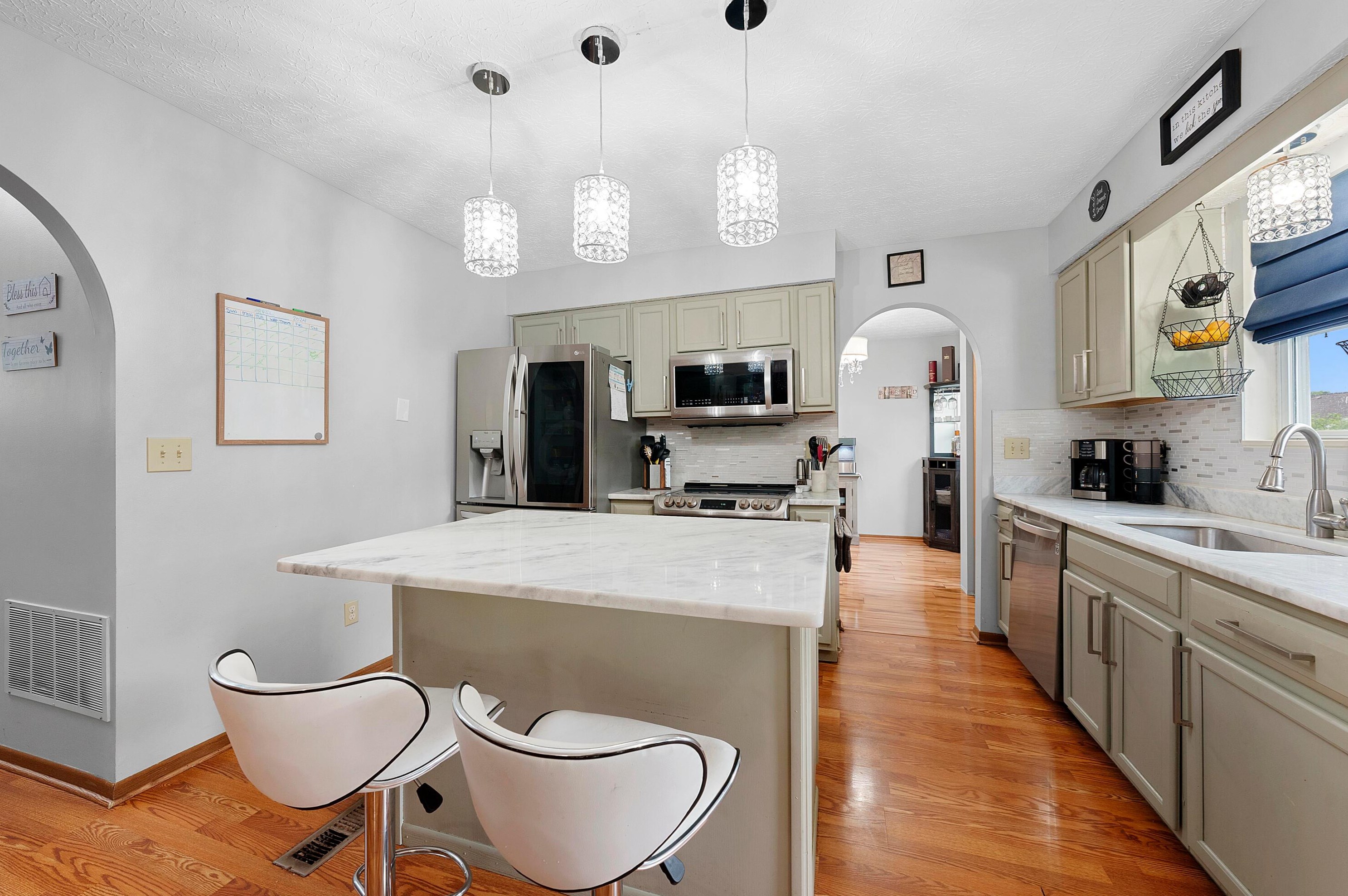 1559 Gardeau Ct, Columbus OH  43223-6227 exterior