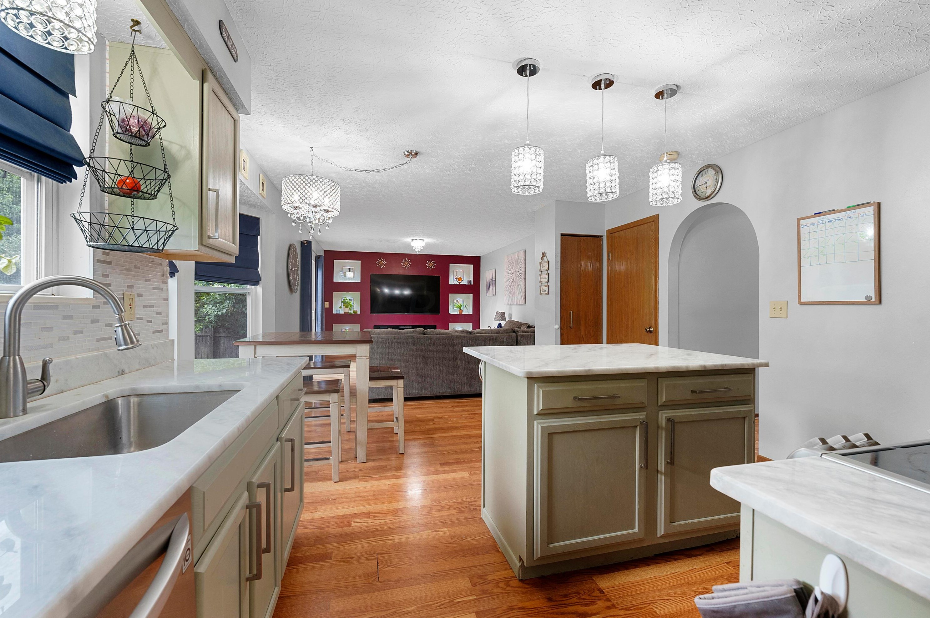 1559 Gardeau Ct, Columbus OH  43223-6227 exterior