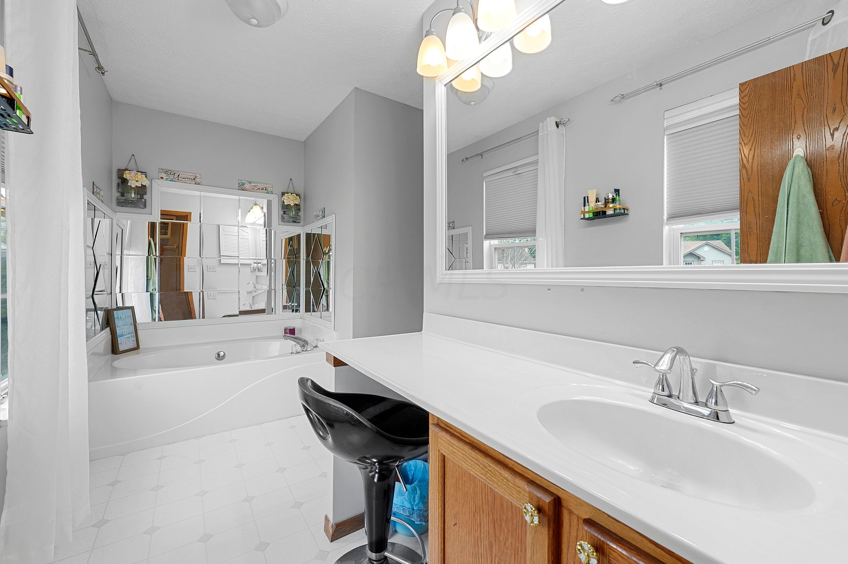 1559 Gardeau Ct, Columbus OH  43223-6227 exterior