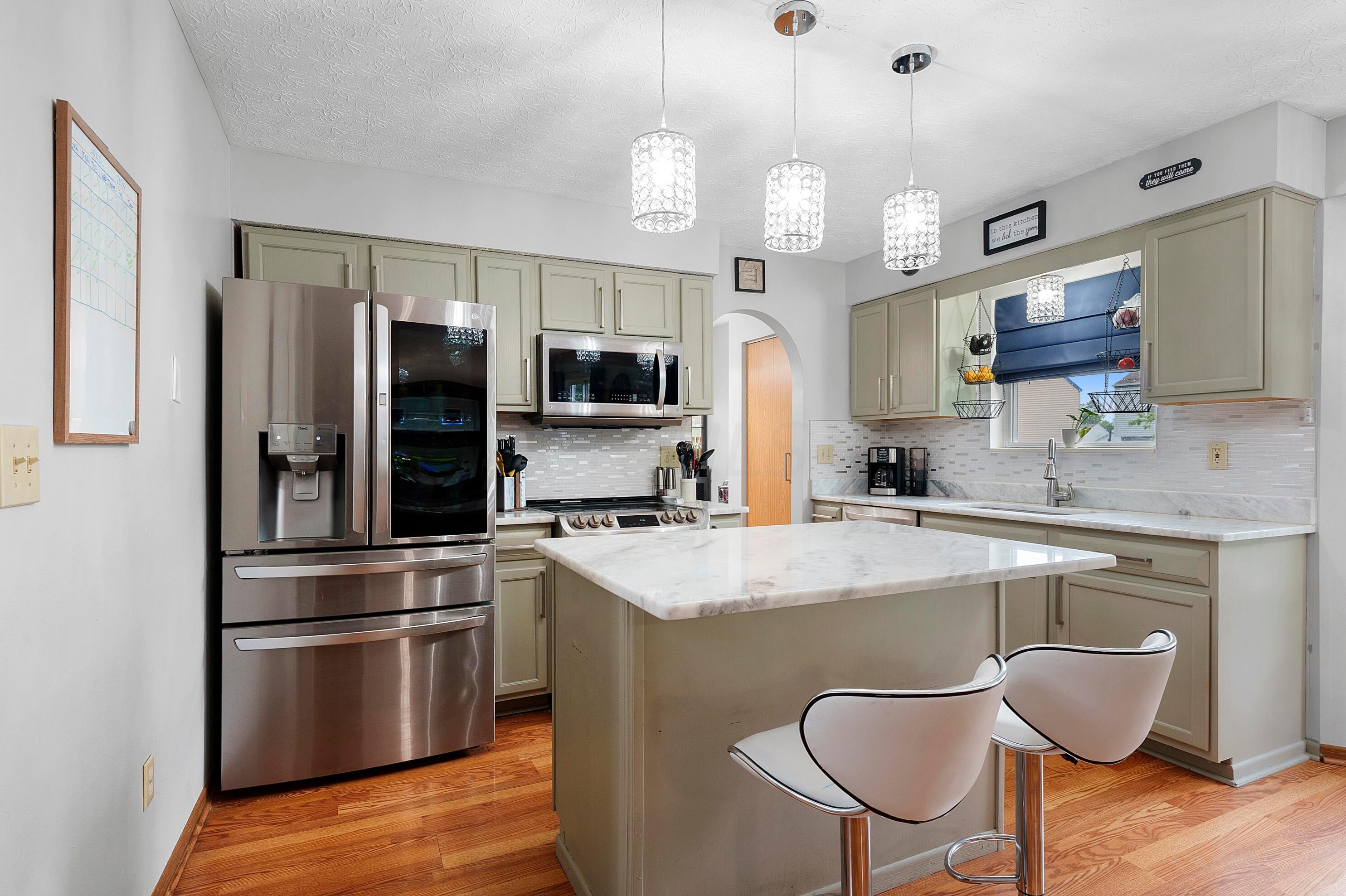 1559 Gardeau Ct, Columbus OH  43223-6227 exterior