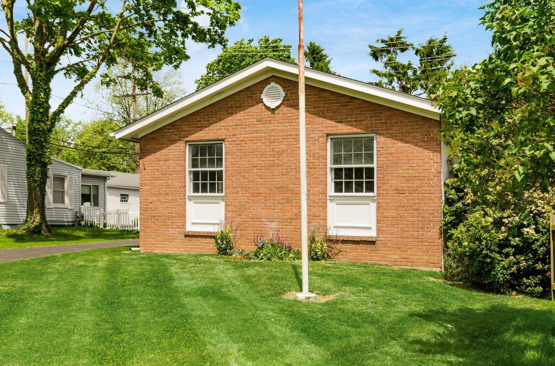 1094 Kenwick Rd, Columbus OH 43209-2582 exterior