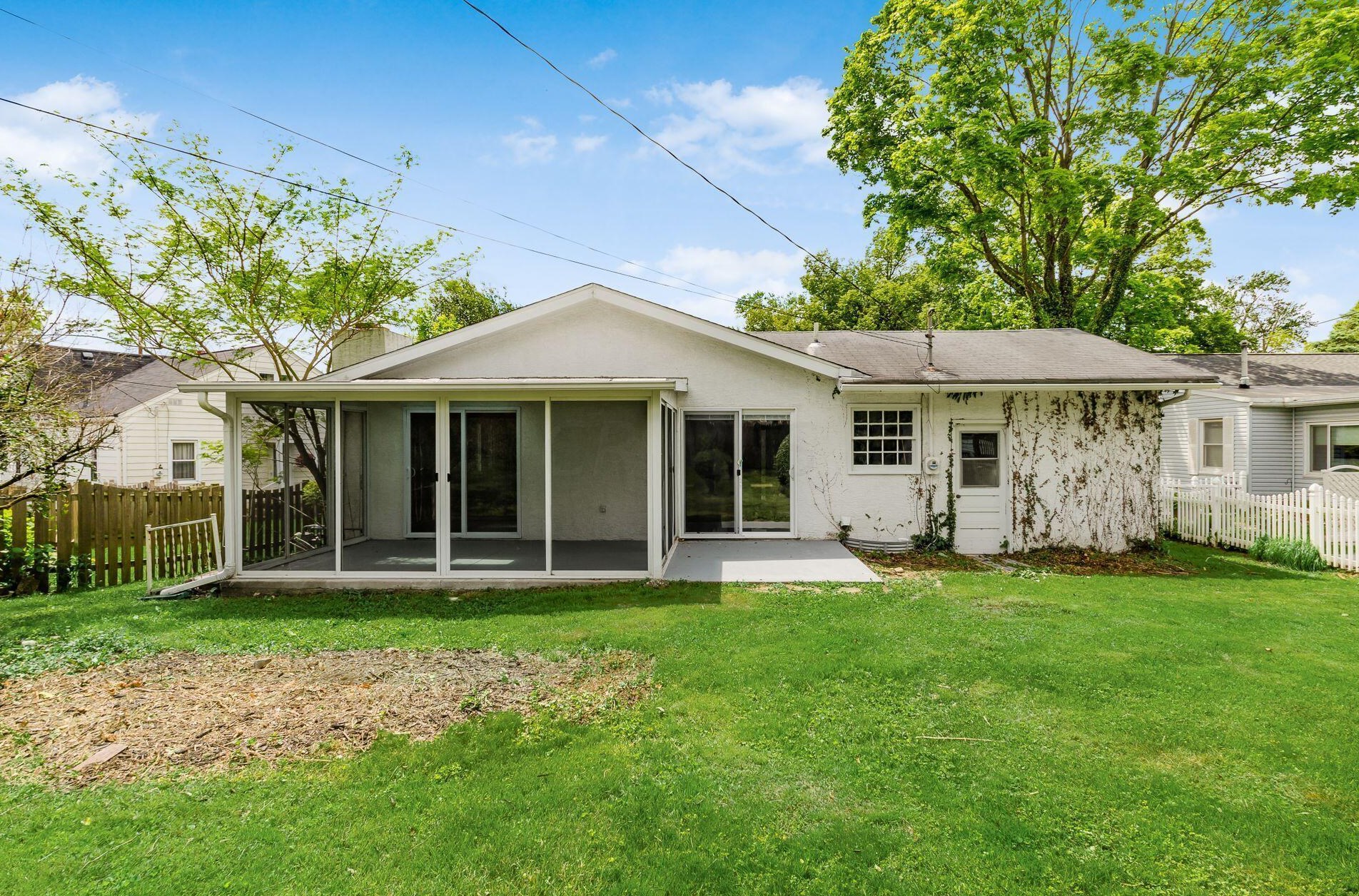 1094 Kenwick Rd, Columbus OH 43209-2582 exterior