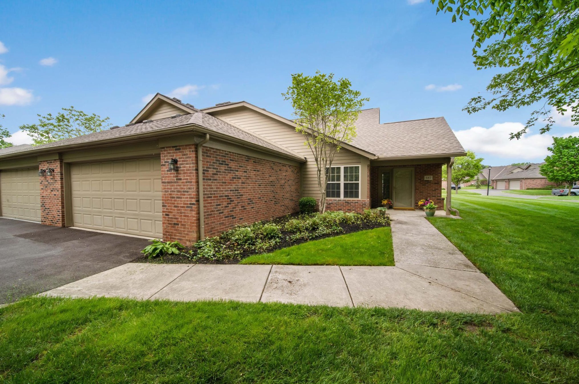 587 Piney Glen Dr, Columbus OH  43230-8420 exterior