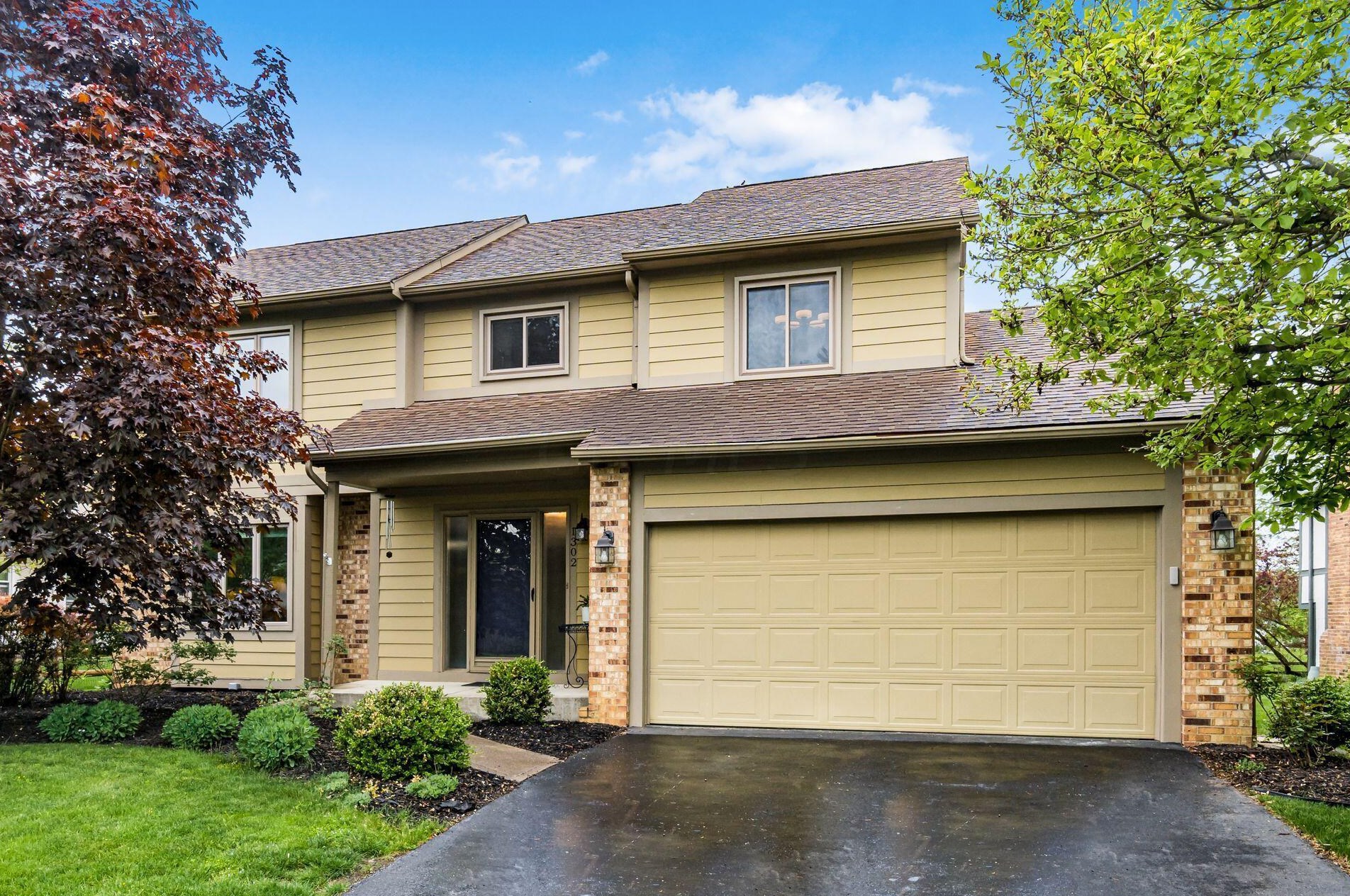 1302 Cross Country Dr, Columbus, OH 43235-2112