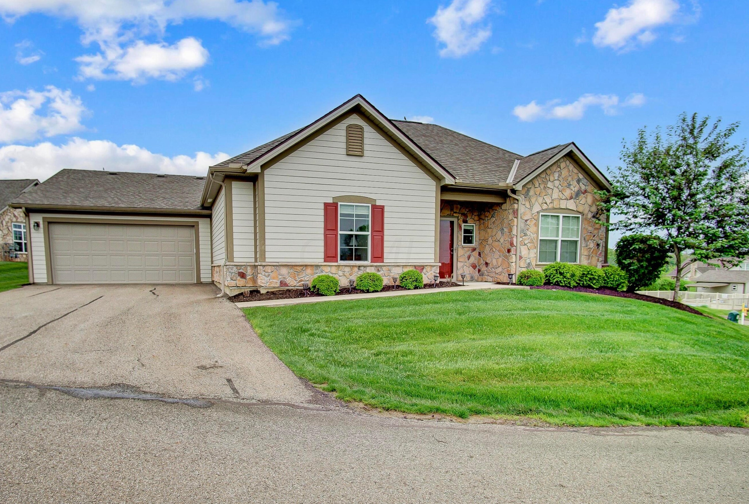 5358 E Sheffield Cir, Zanesville, OH 43701