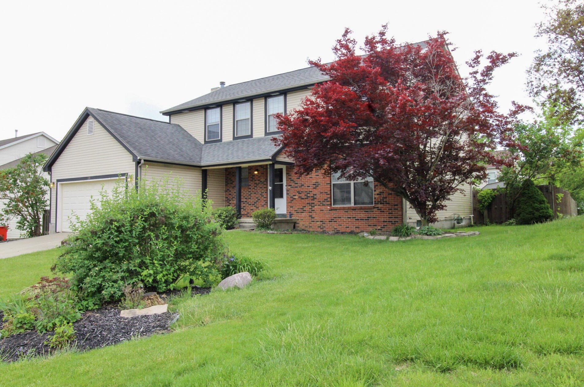 233 Oxford Dr, Pataskala, OH 43062-7525