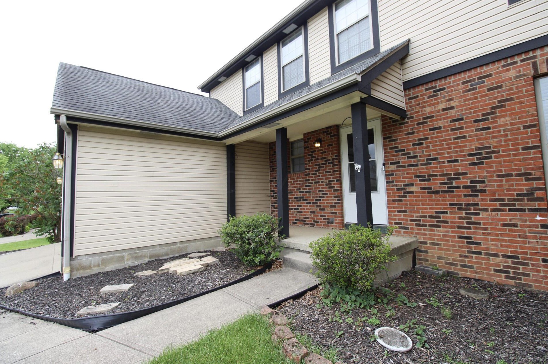 233 Oxford Dr, Pataskala OH  43062-7525 exterior