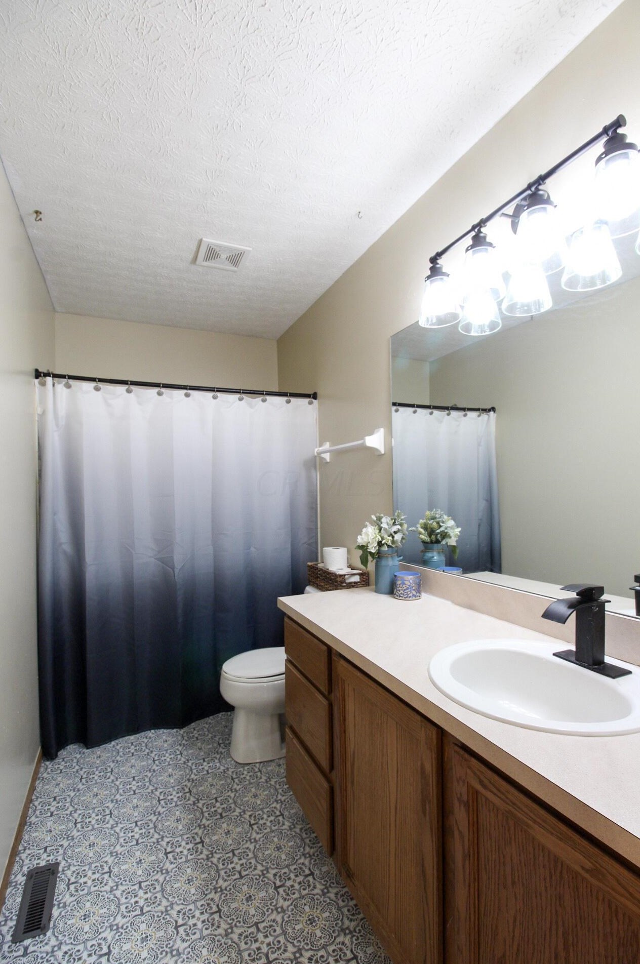 233 Oxford Dr, Pataskala OH  exterior