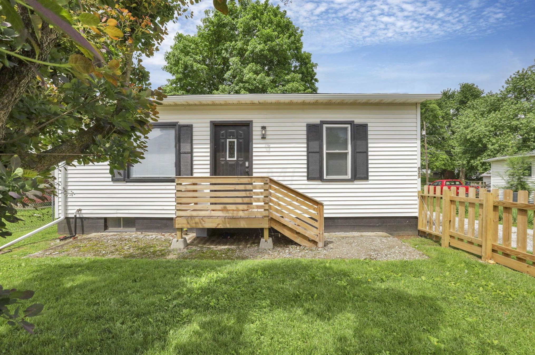 921 Pierce Ave, Lancaster, OH 43130-2141