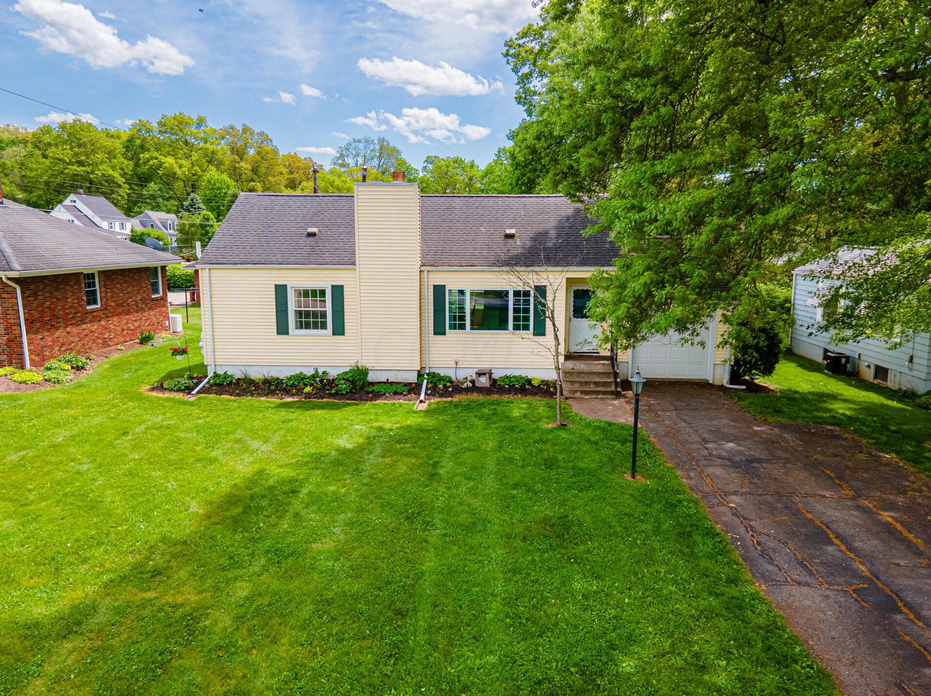 202 Hillcrest Dr, Mount Vernon, OH 43050-2835