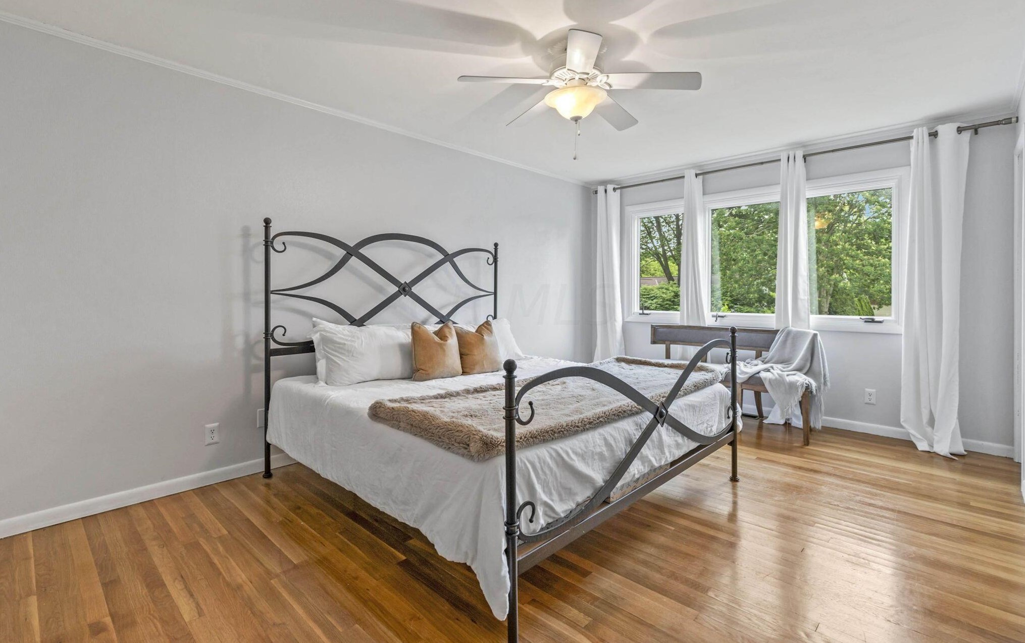 4160 Chadbourne Dr, Columbus OH  43220-3918 exterior