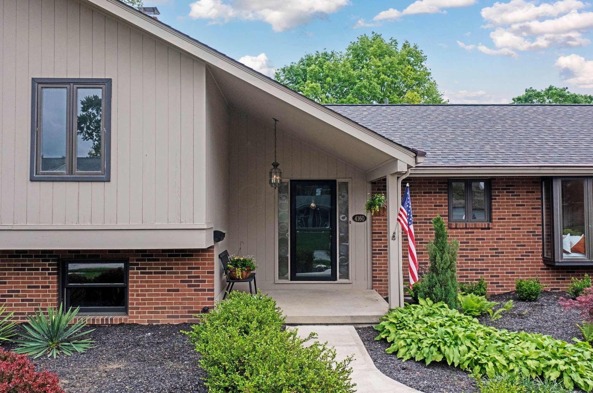 4160 Chadbourne Dr, Columbus OH  43220-3918 exterior