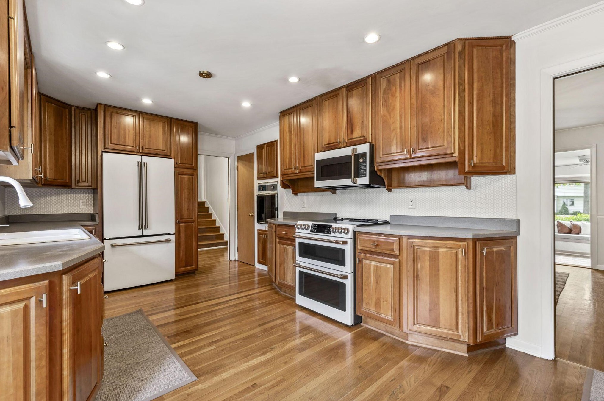 4160 Chadbourne Dr, Columbus OH  43220-3918 exterior