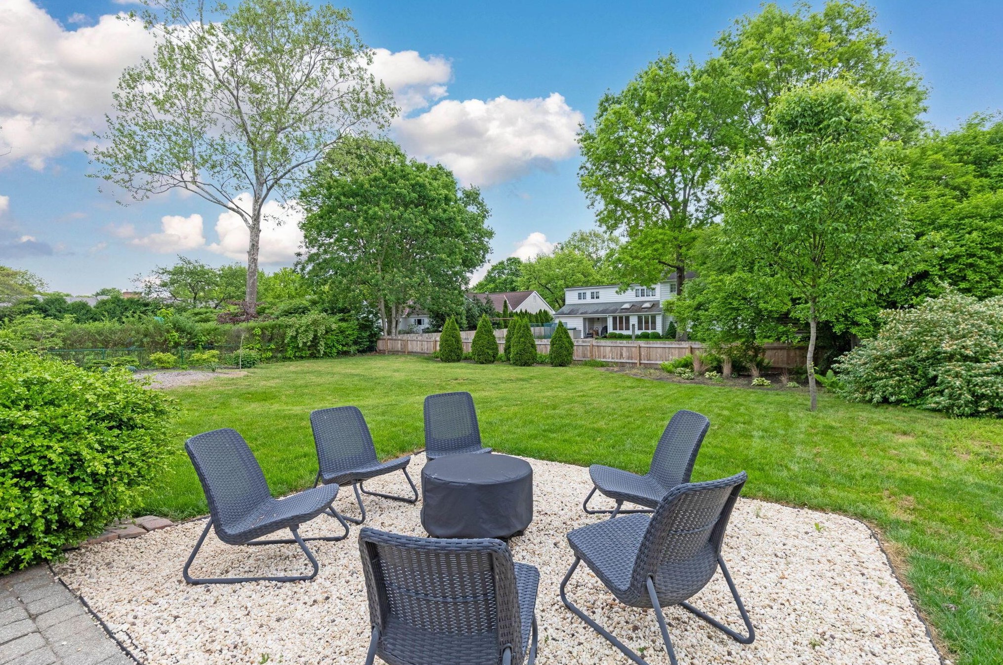 4160 Chadbourne Dr, Columbus OH  43220-3918 exterior