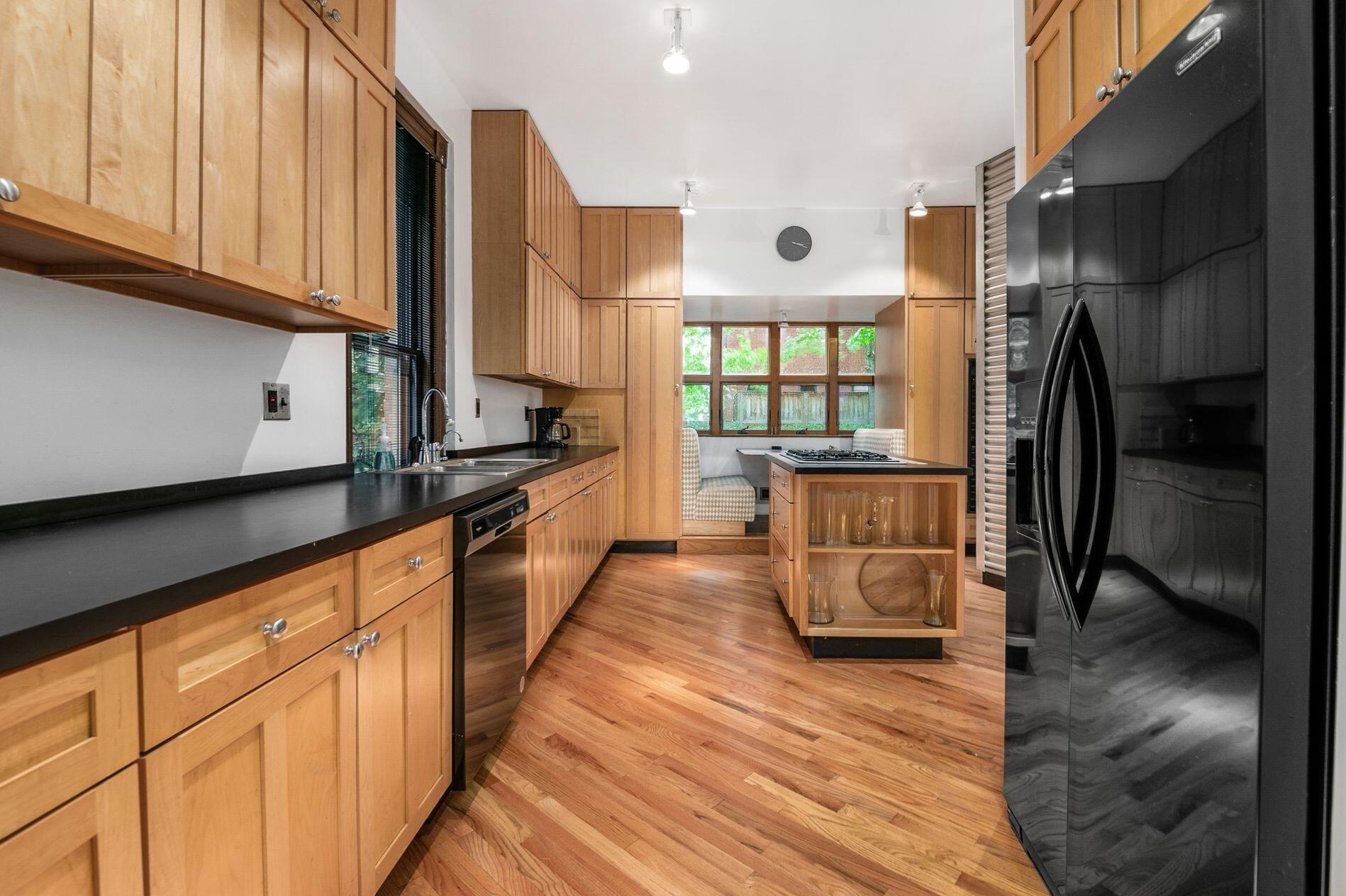 58 Warren St, Columbus OH 43215-1525 exterior