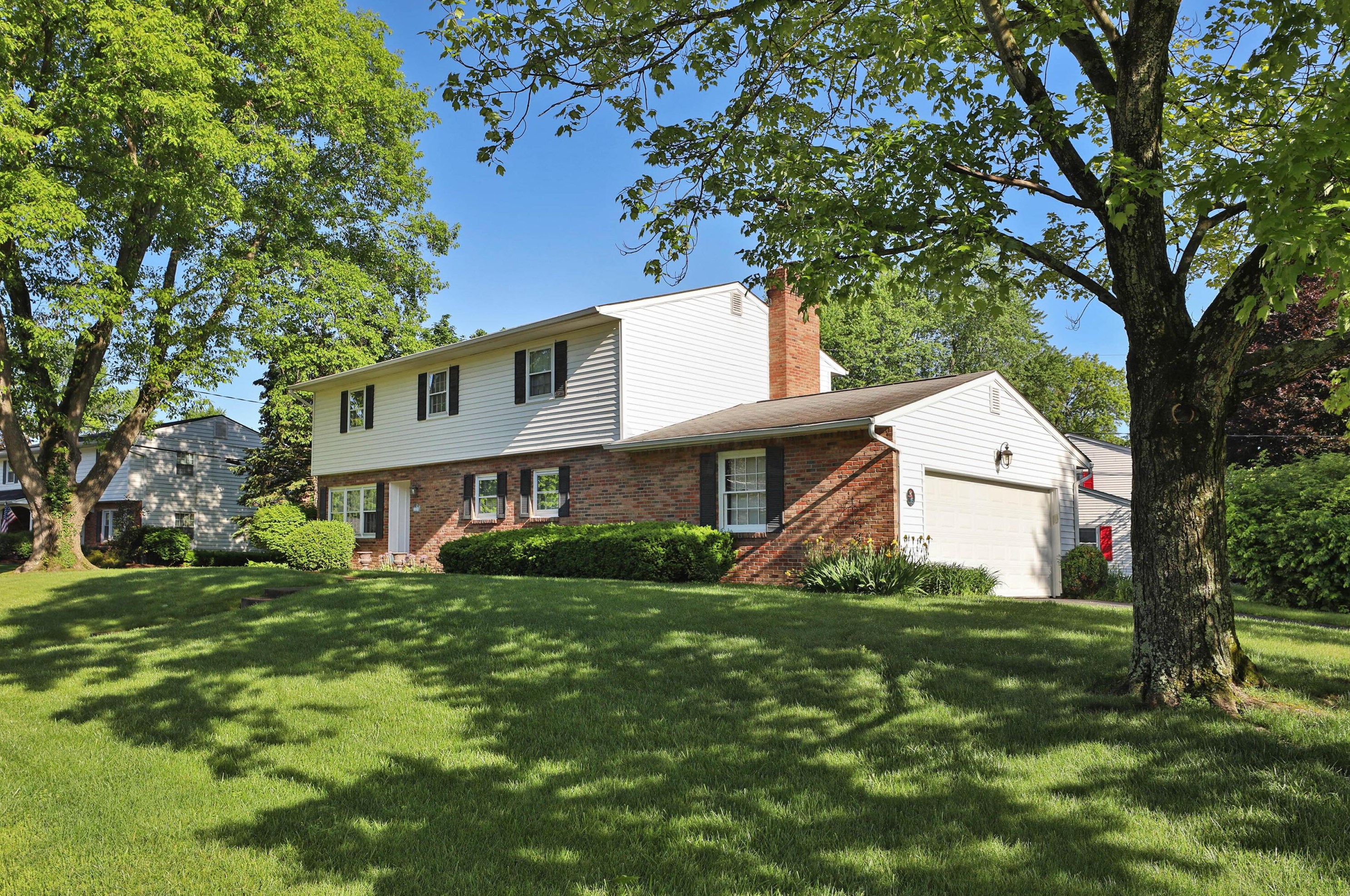 1022 Spring Grove Ln, Columbus, OH 43235-3327
