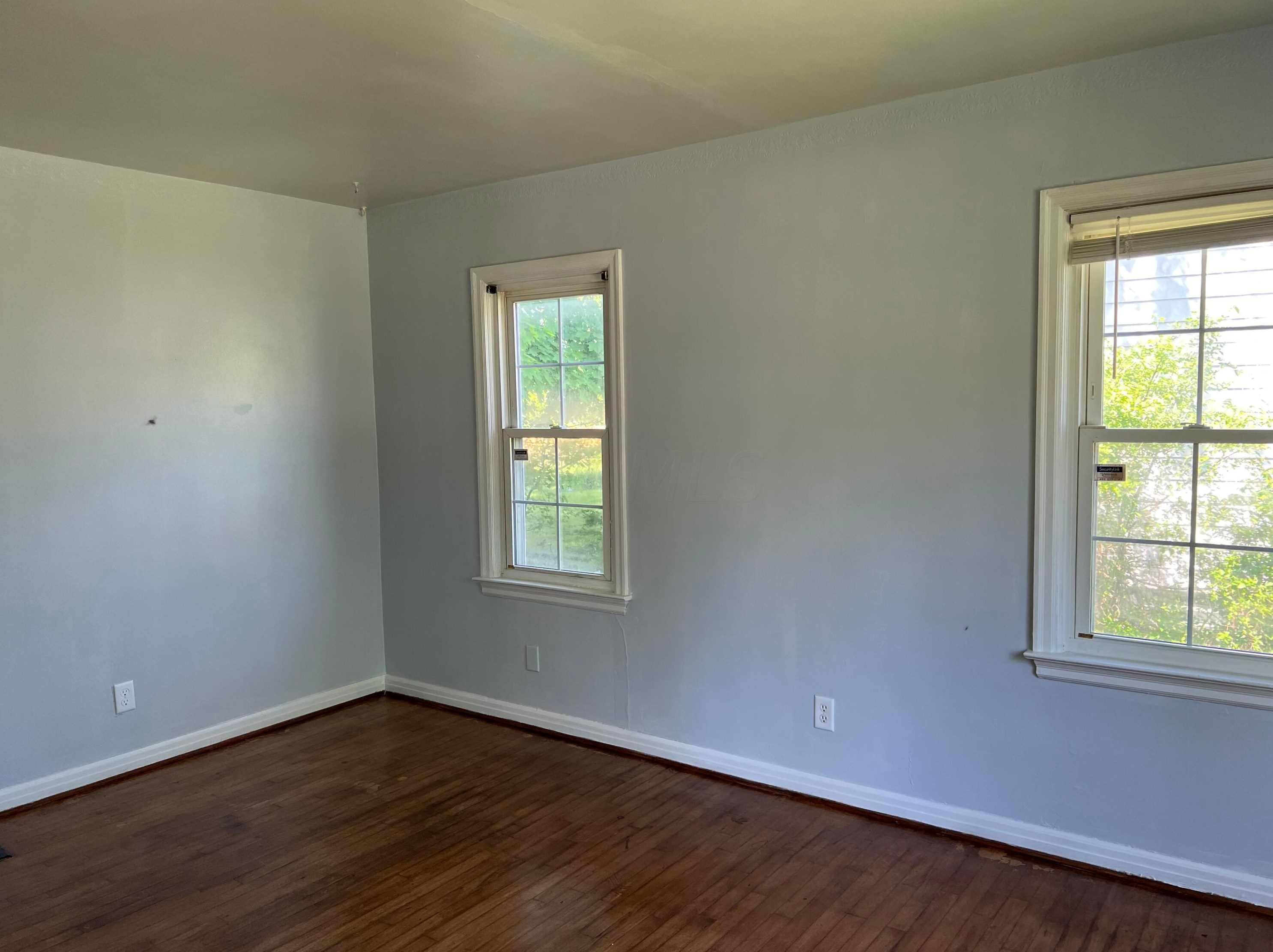 2493 Meredith Dr, Columbus, OH 43219-1422