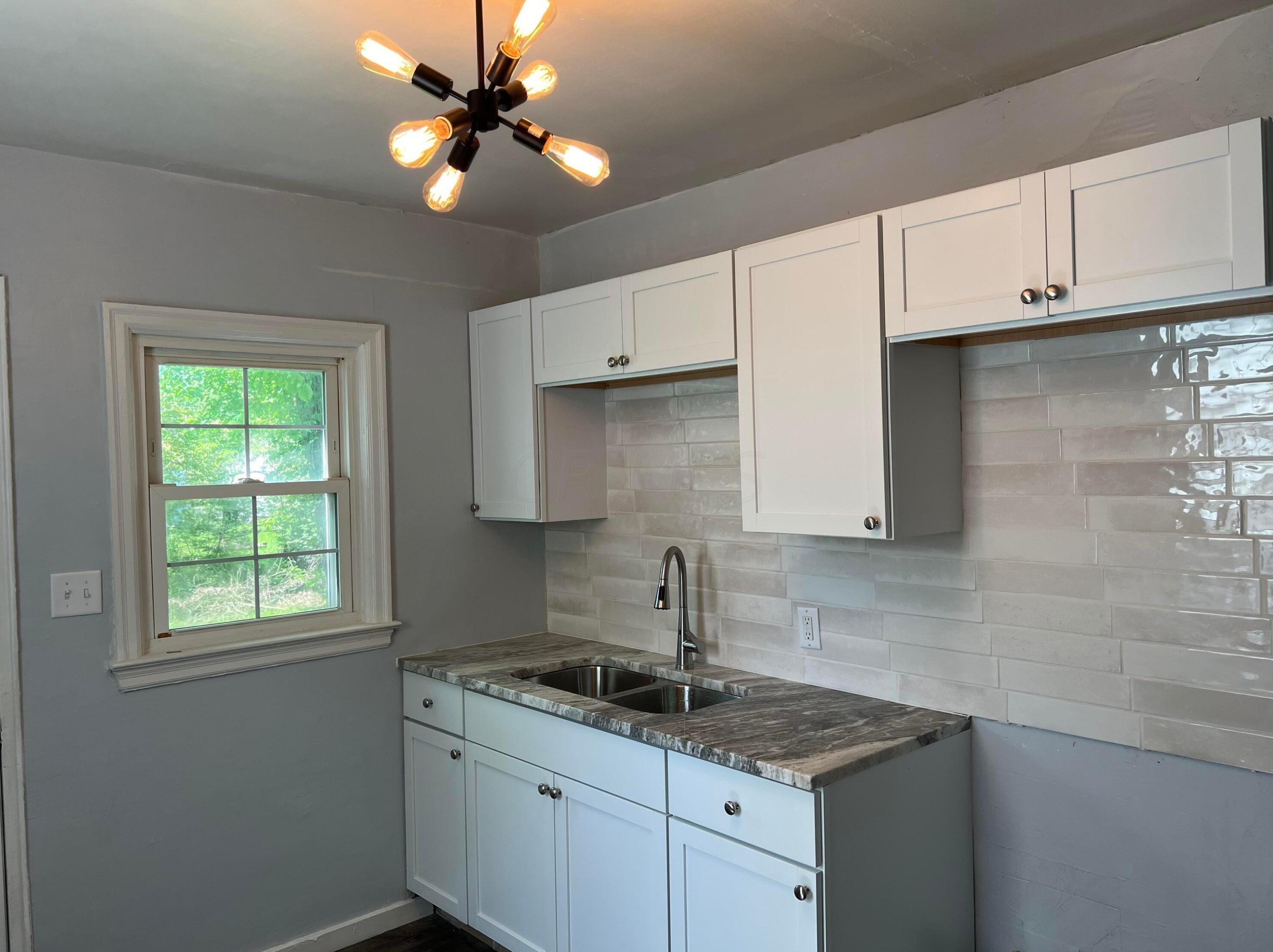 2493 Meredith Dr, Columbus OH 43219-1461 exterior