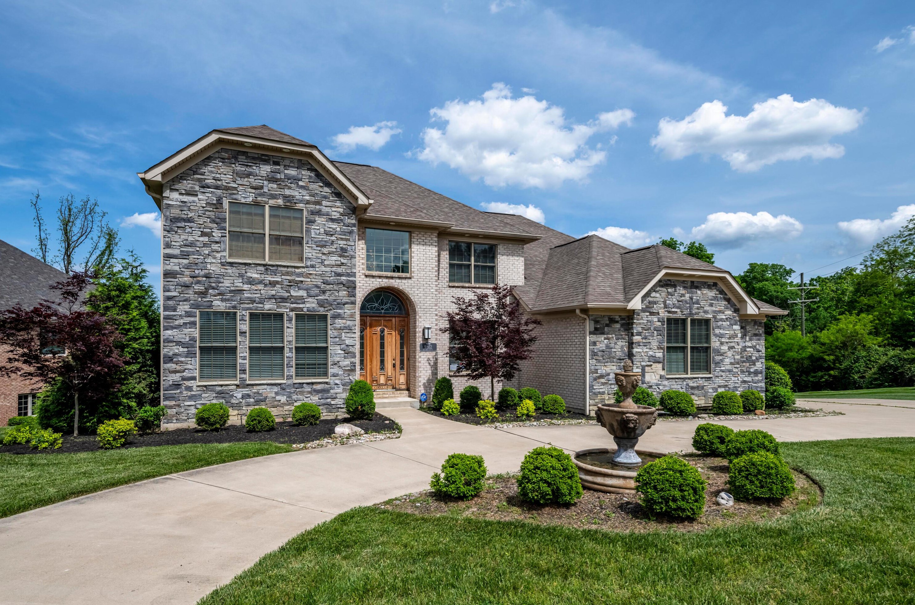 9812 Beech Dr, Cincinnati, OH 45231-2783