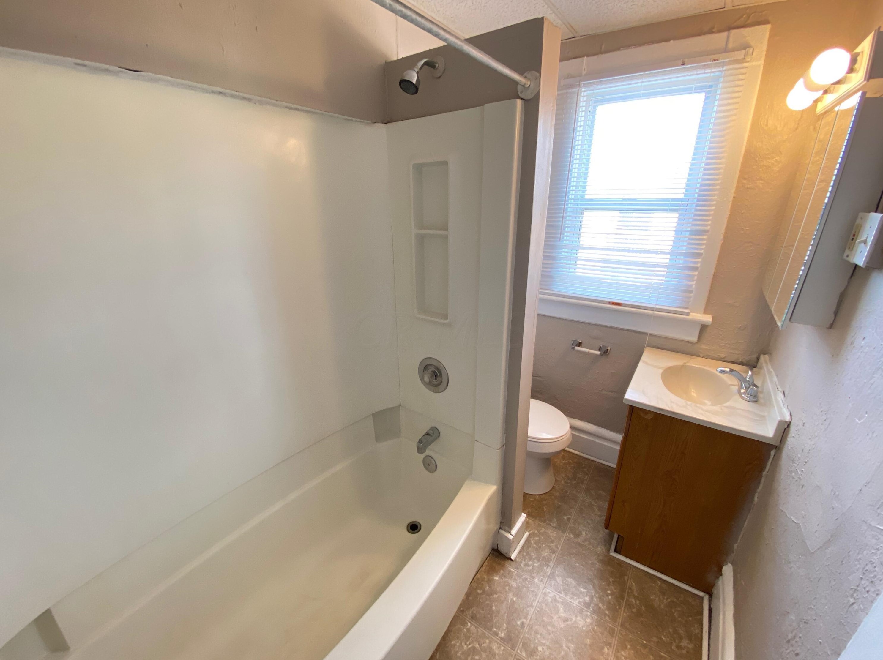 1438 Hunter Ave, Columbus OH 43201-2018 exterior