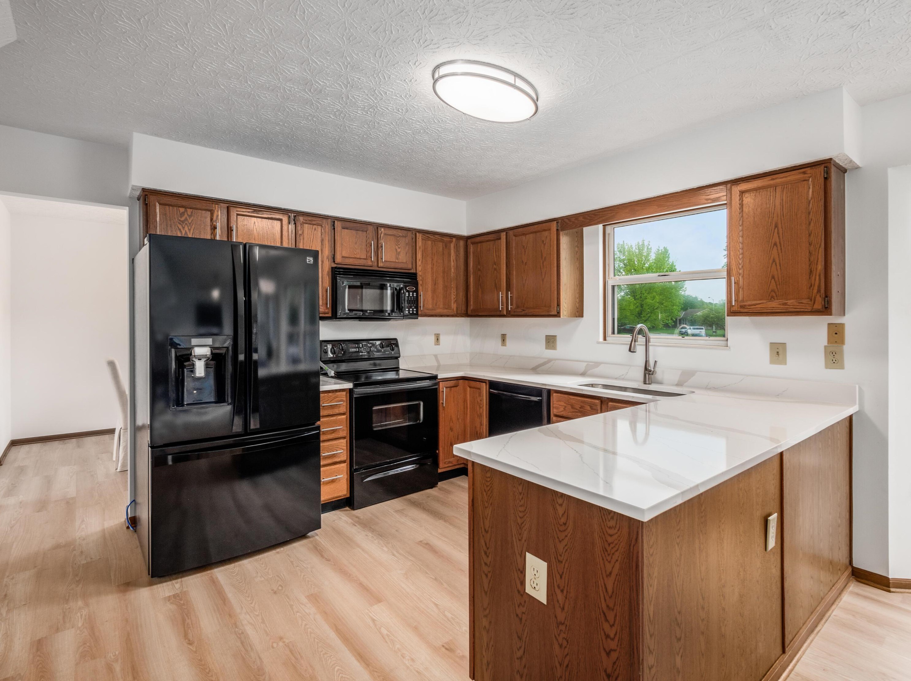 7385 Harbour Town Dr, Pickerington OH  43147-8646 exterior