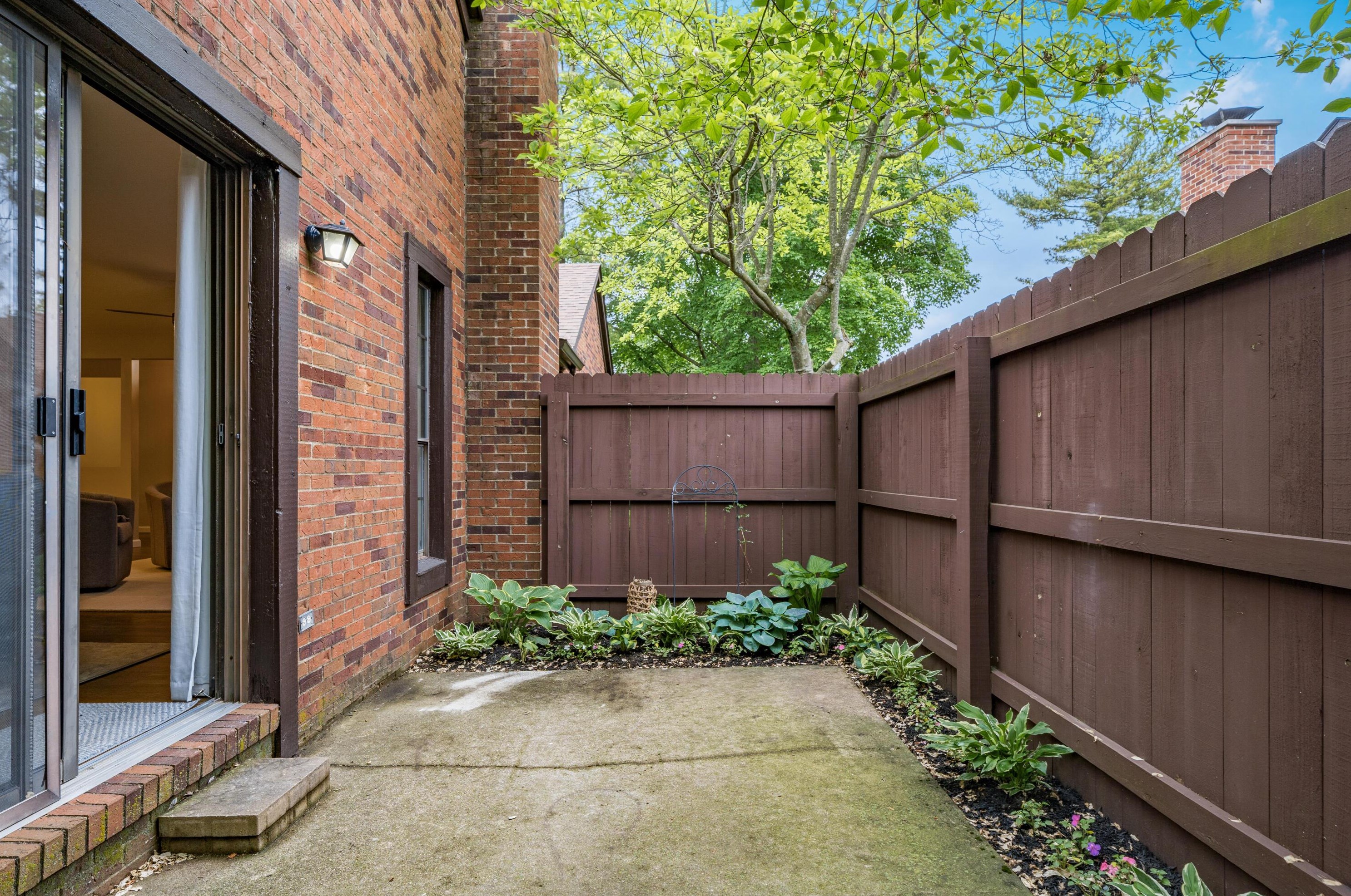 2101 Coach Rd, Columbus OH 43220-2941 exterior