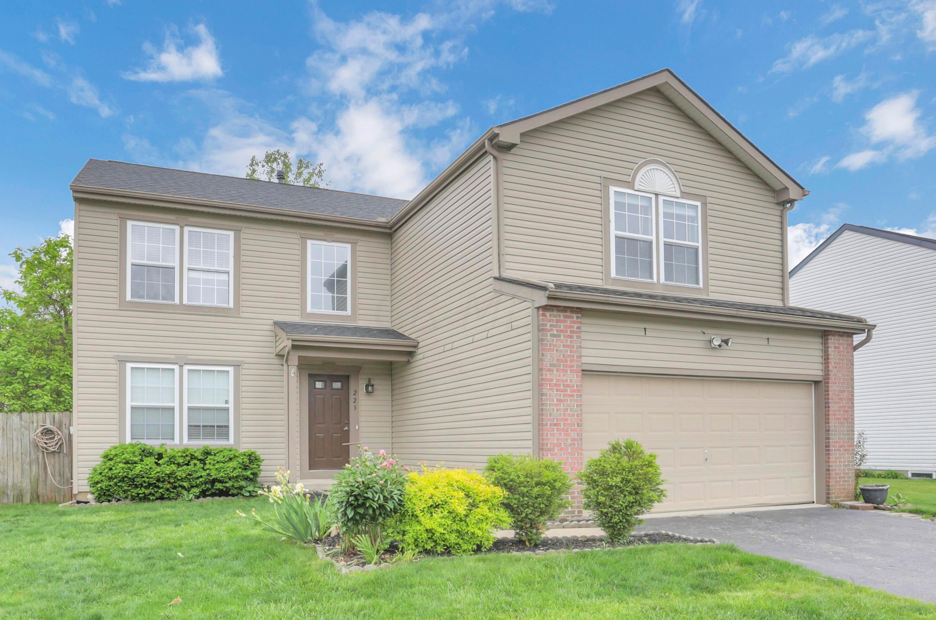 223 Monarch Dr, Pataskala, OH 43062-8922