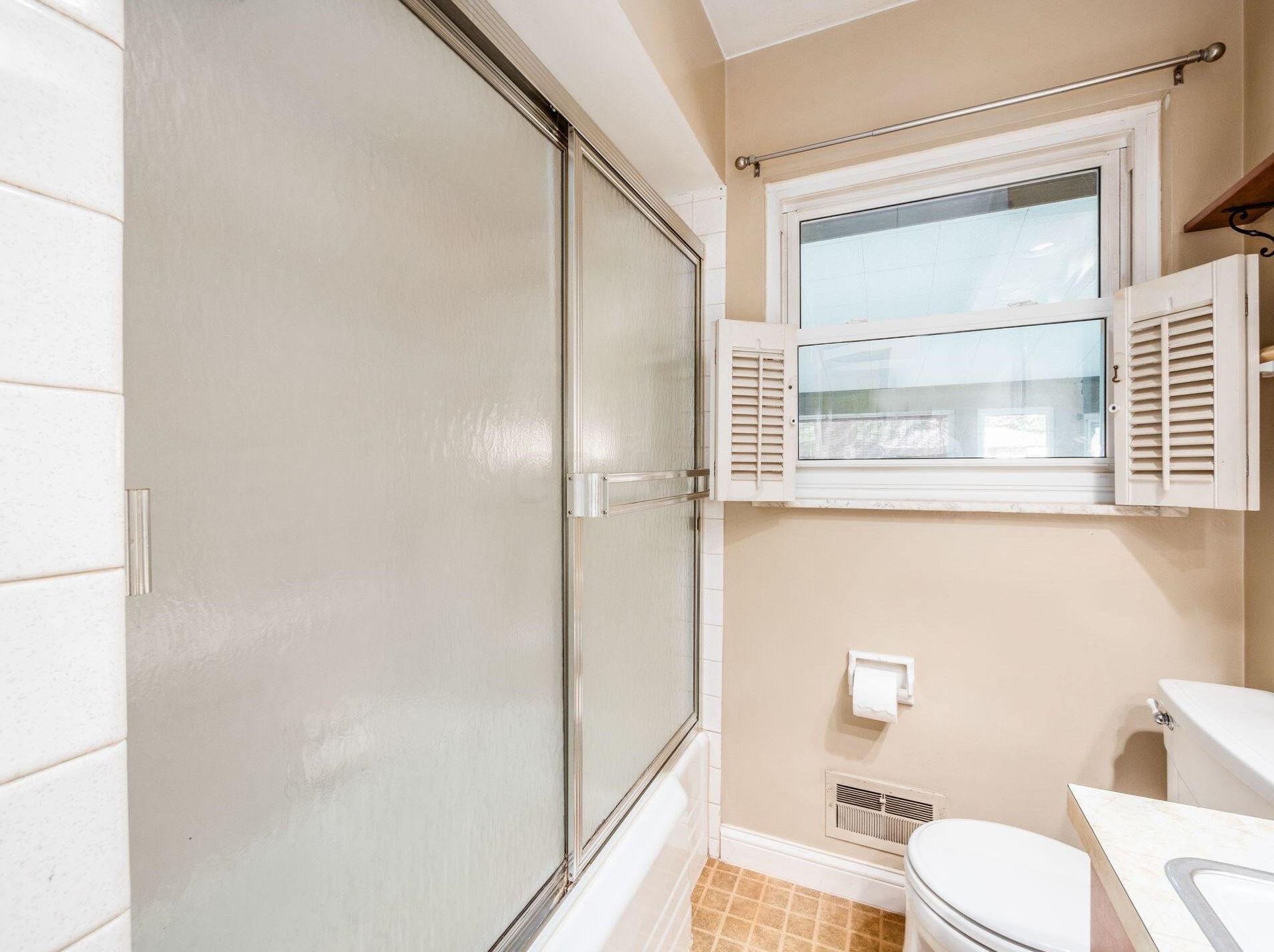 171 Maple Dr, Columbus OH 43228-1110 exterior