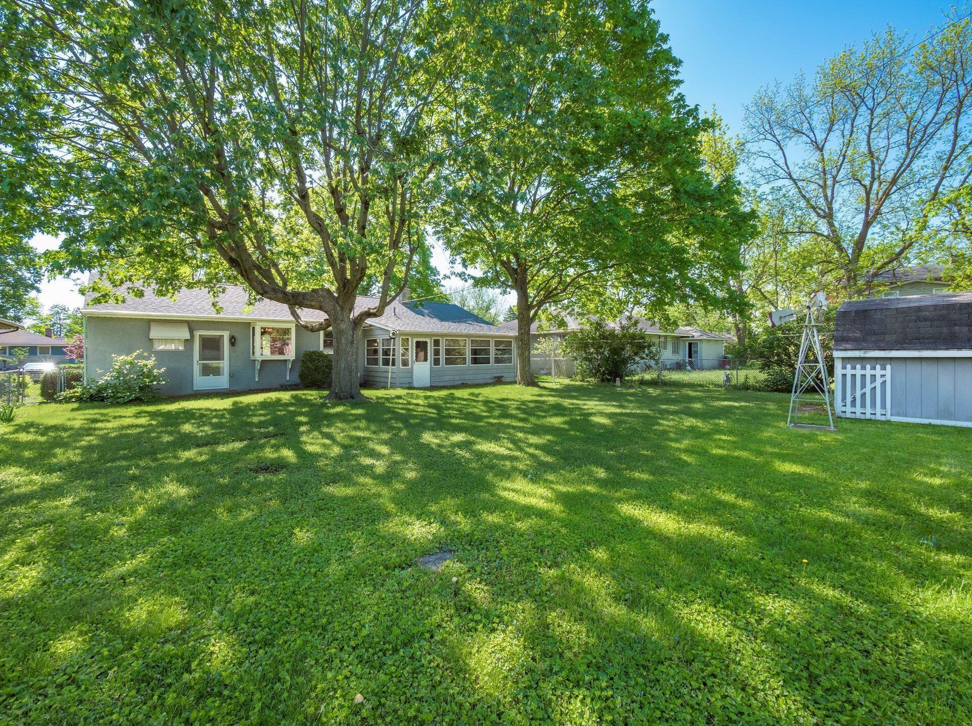 171 Maple Dr, Columbus OH 43228-1110 exterior