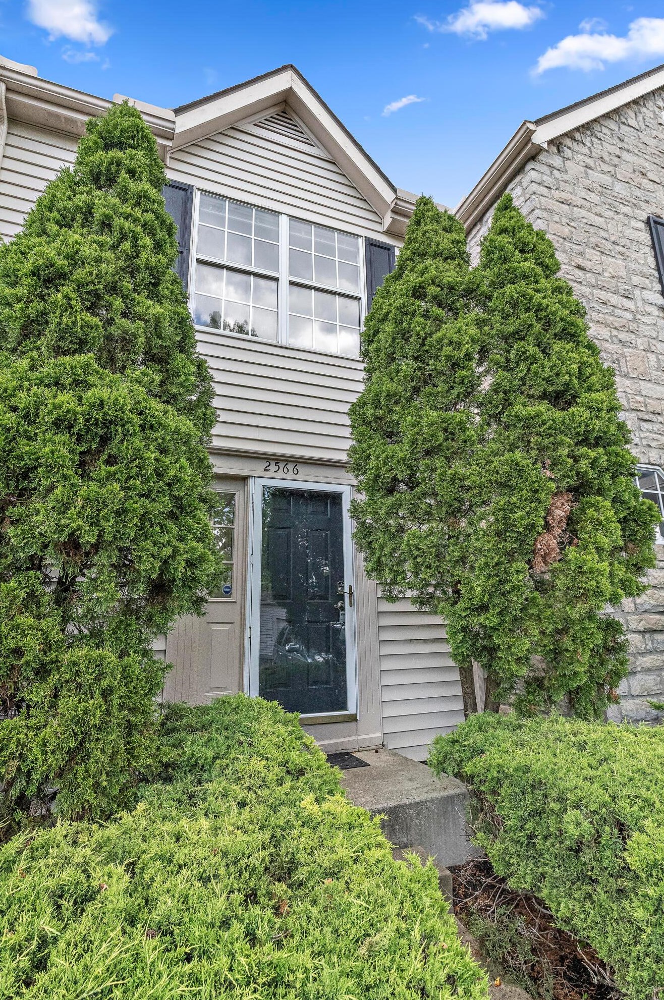 2566 Gardenia Dr, Columbus, OH 43235-5516