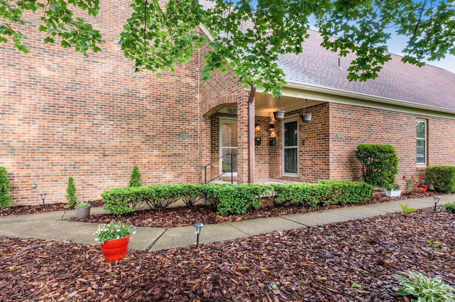 1535 Sandringham Ct, Columbus OH  43220-3834 exterior