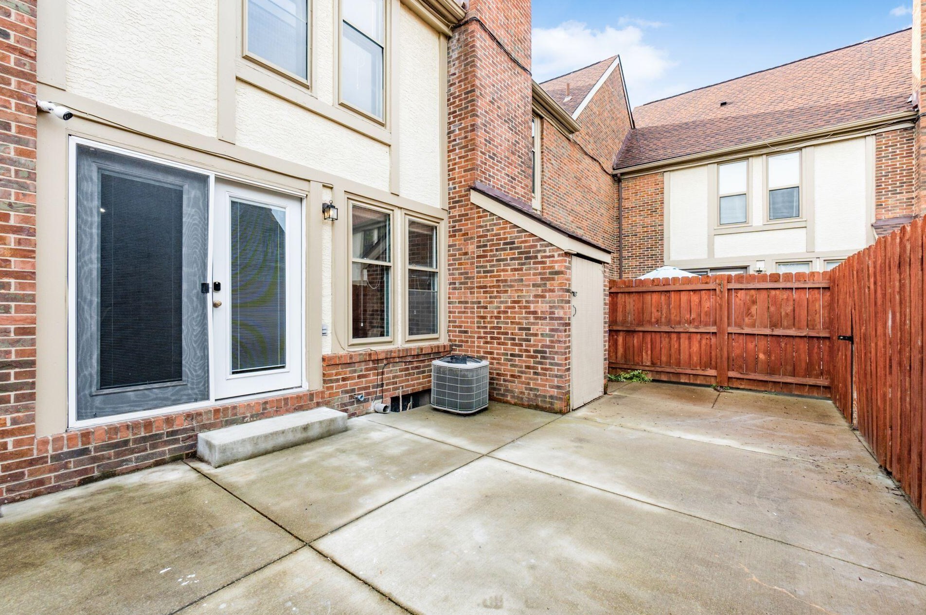 1535 Sandringham Ct, Columbus OH  43220-3834 exterior