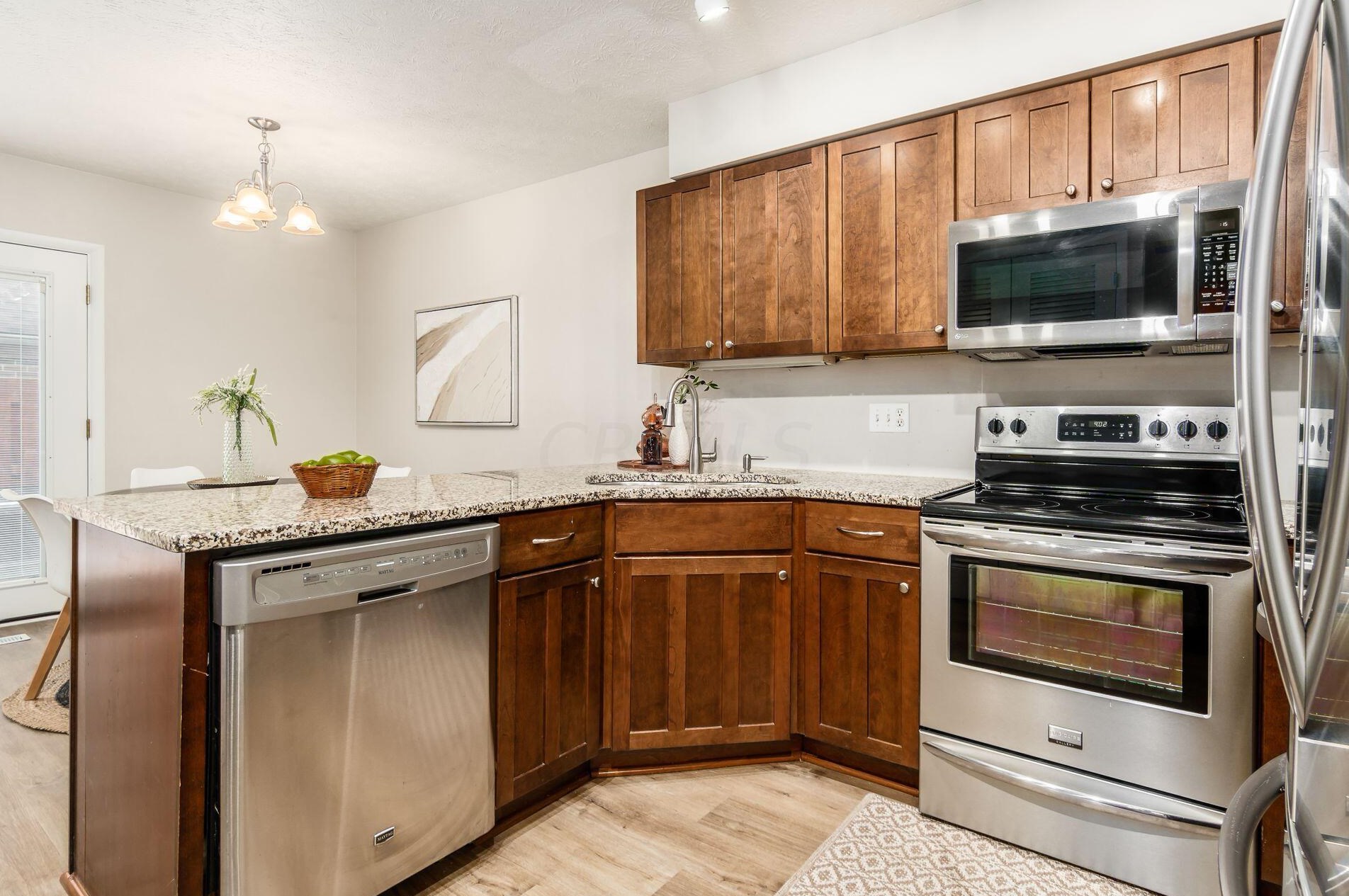 1535 Sandringham Ct, Columbus OH  43220-3834 exterior