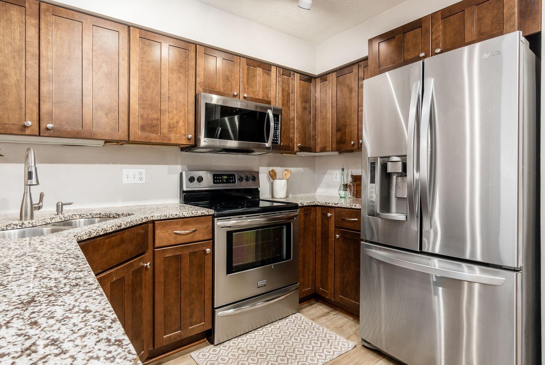 1535 Sandringham Ct, Columbus OH  43220-3834 exterior