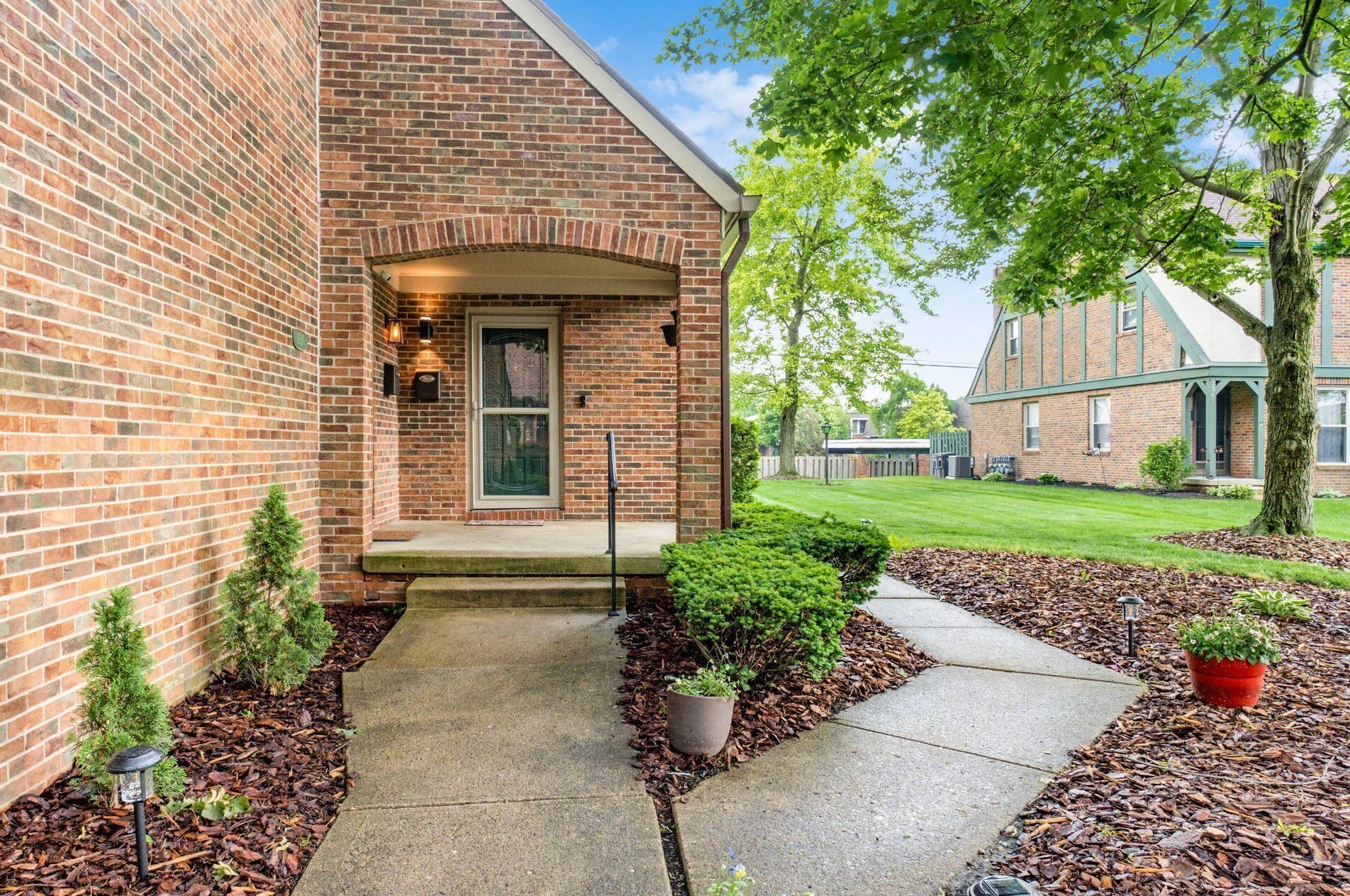 1535 Sandringham Ct, Columbus OH  43220-3834 exterior