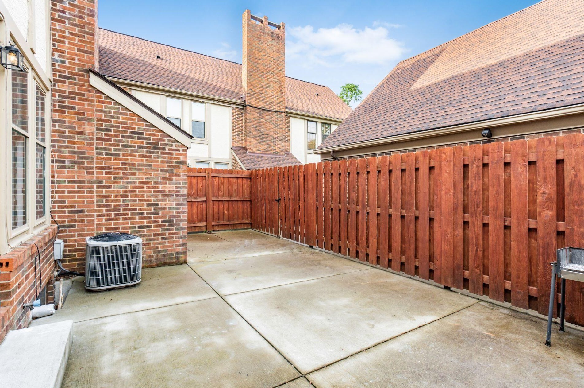 1535 Sandringham Ct, Columbus OH  43220-3834 exterior