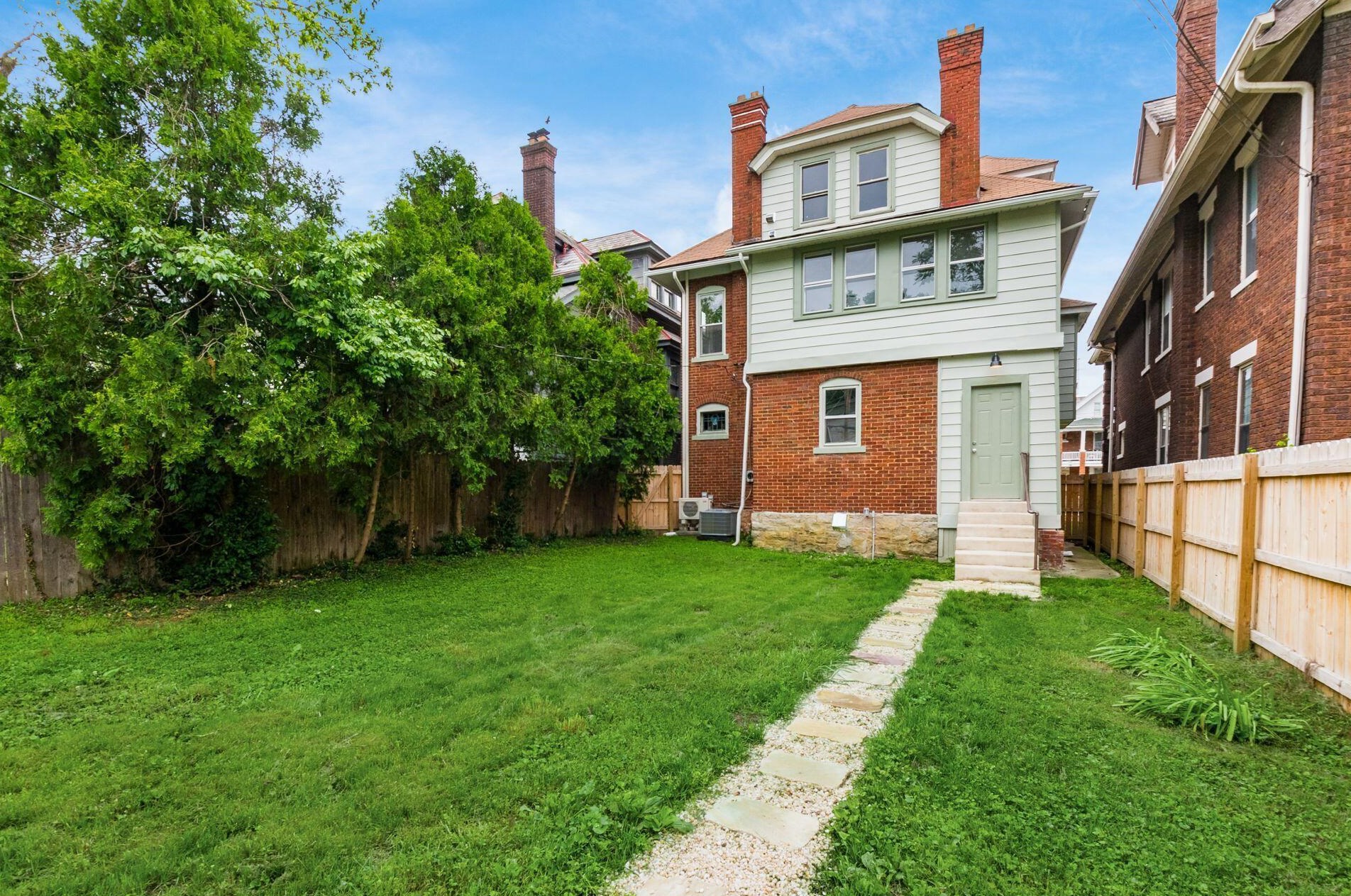 1663 Bryden Rd, Columbus OH  43205-2121 exterior