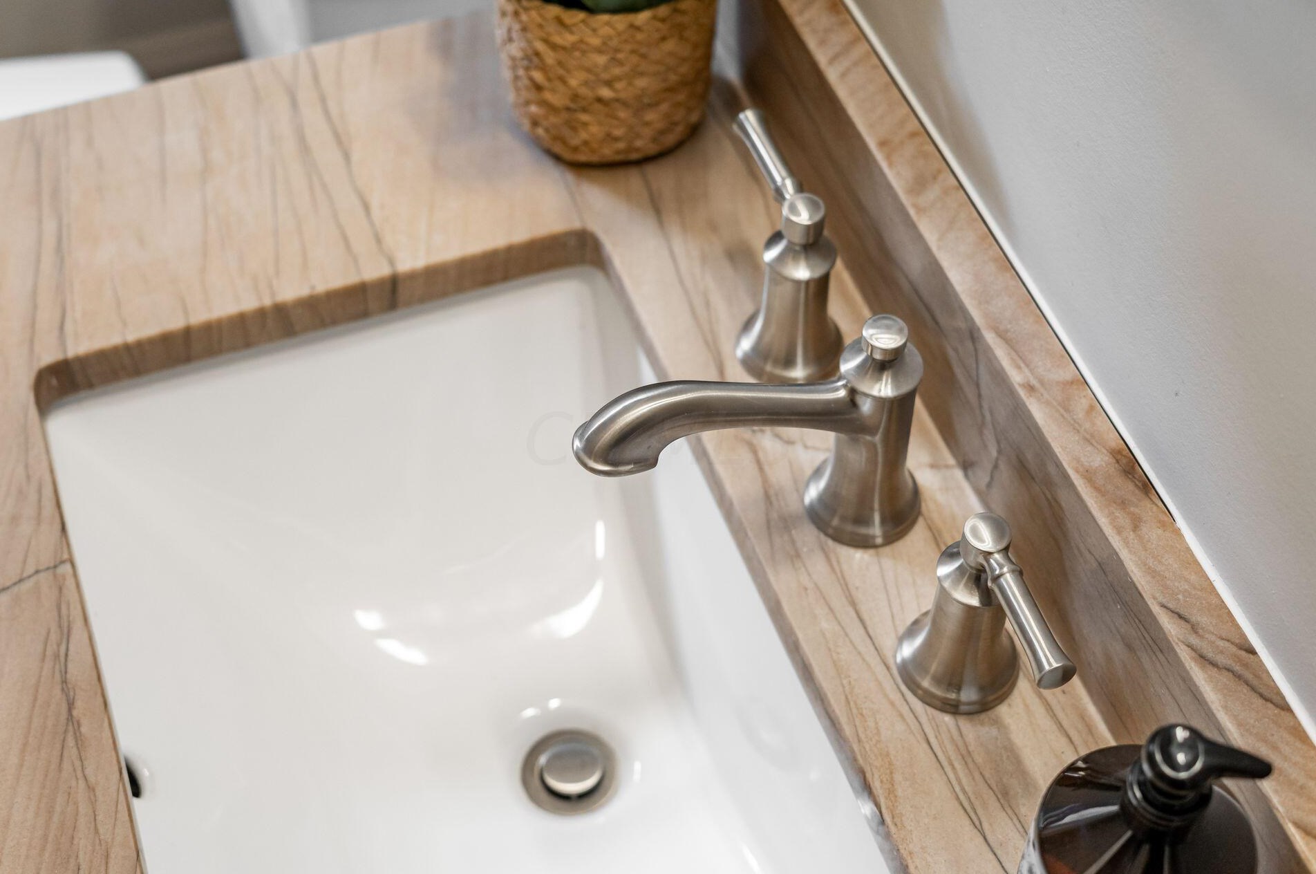 1663 Bryden Rd, Columbus OH  43205-2121 exterior