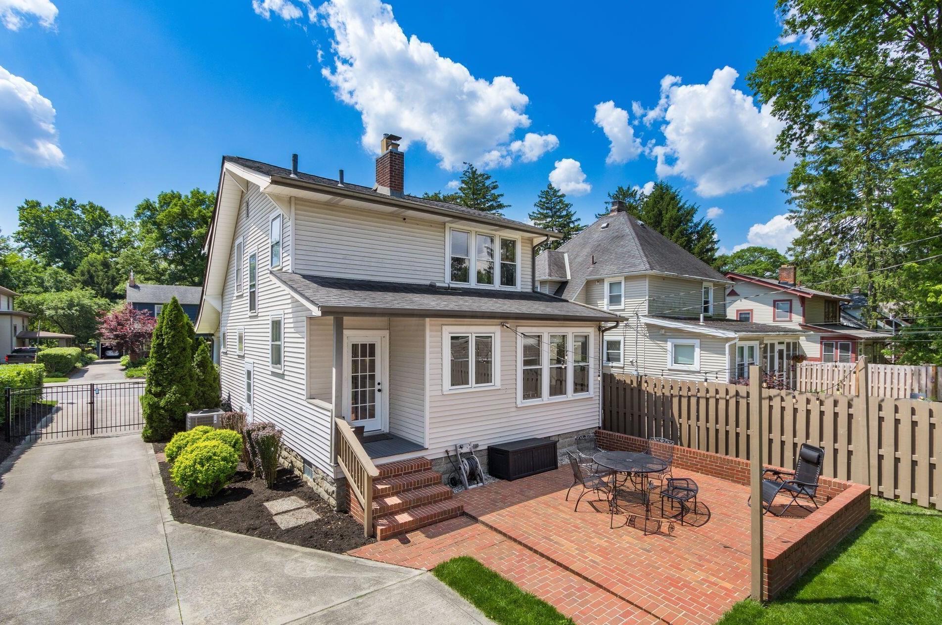 260 Kenworth Rd, Columbus OH  43214-4010 exterior